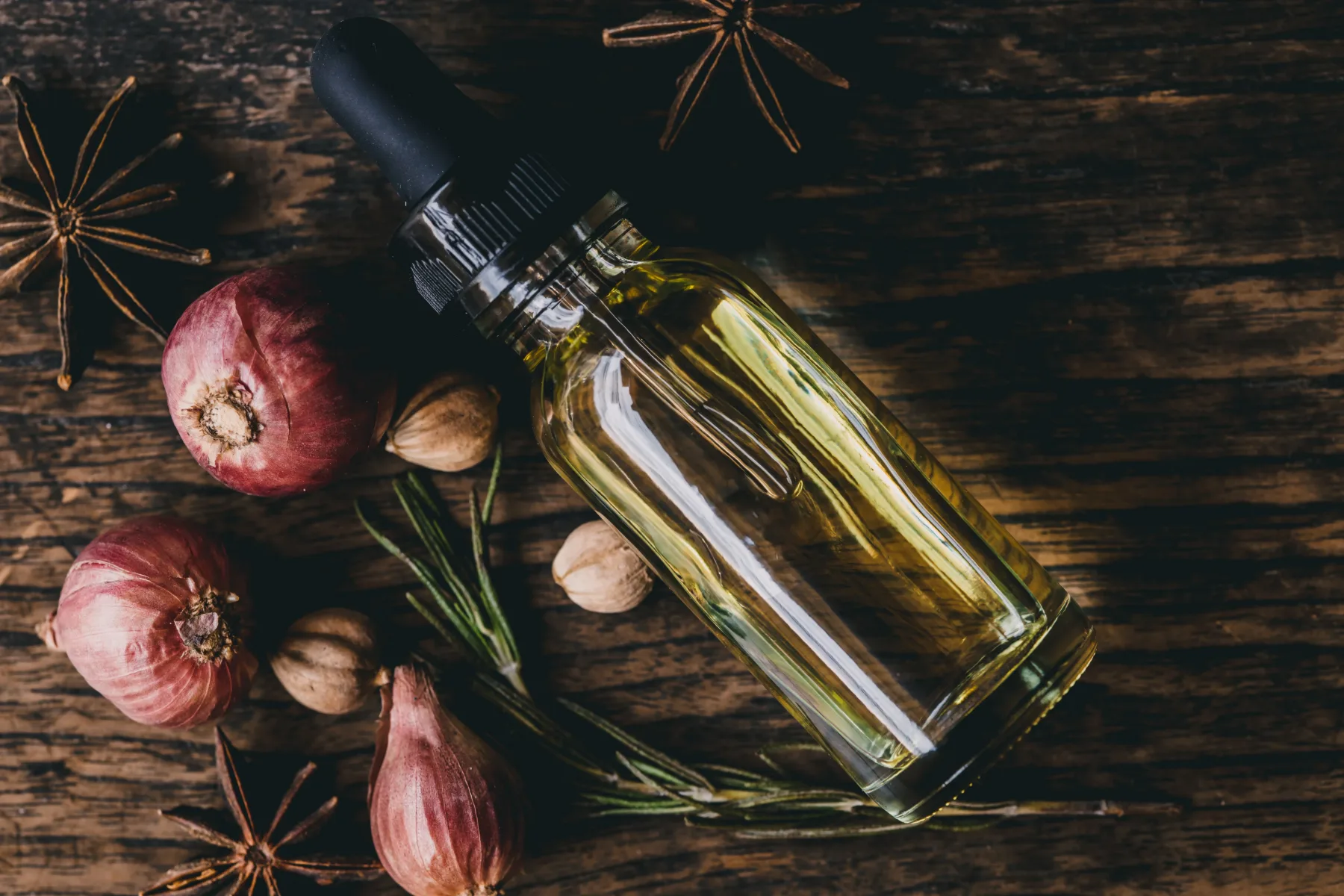 Umetne trepalnice so stvar preteklosti – čas je za “clean beauty”: 5 domačih serumov za dolge in lepe trepalnice