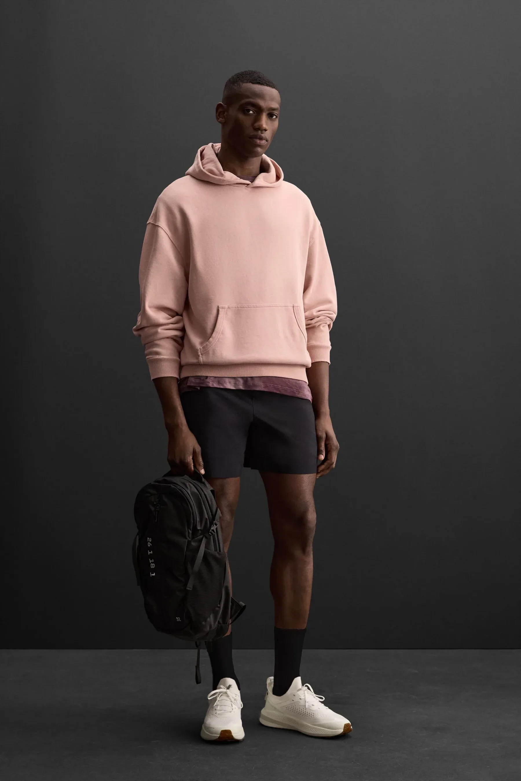 Univerzalni hoodie za vse letne čase: 5 modelov 2025, ki se podajo k vsakemu stilu in nikoli ne gredo iz mode
