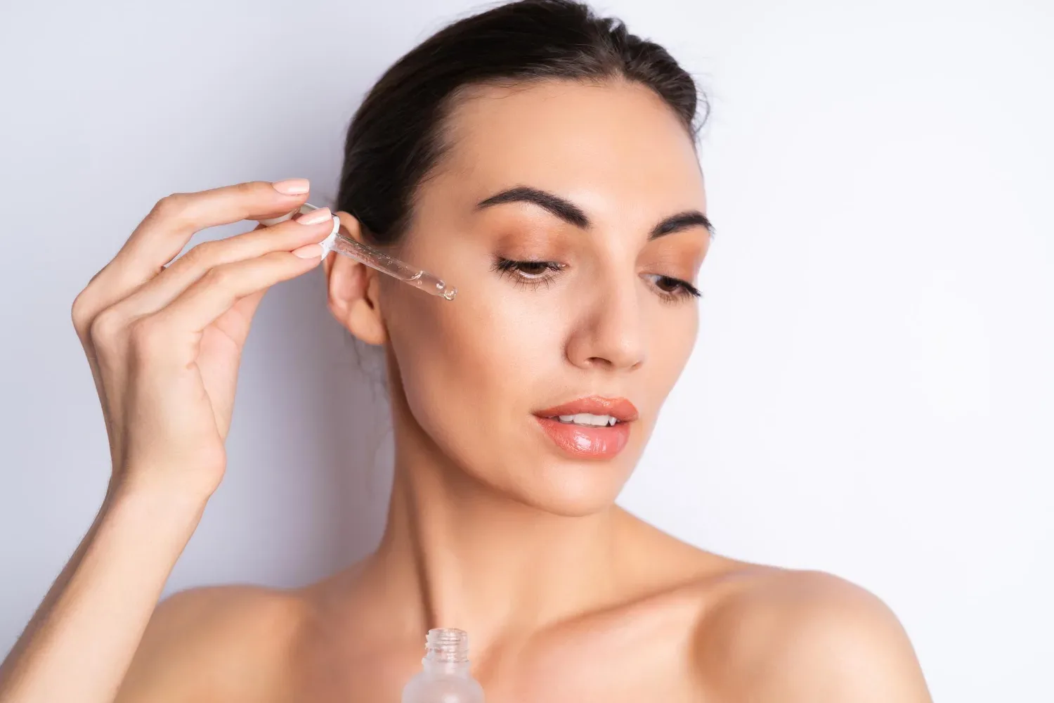 Uporabljate drag serum za obraz, rezultata pa ni? Zagotovo delate to napako pri nanašanju