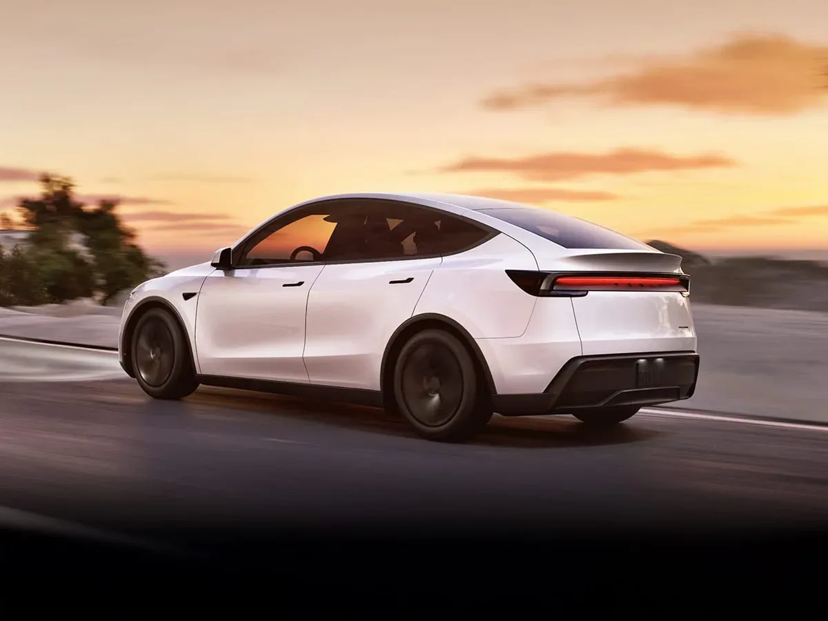Uradno! To je Tesla Model Y 2025: Prenovljeni električni SUV z novimi funkcijami in malenkost višjo ceno