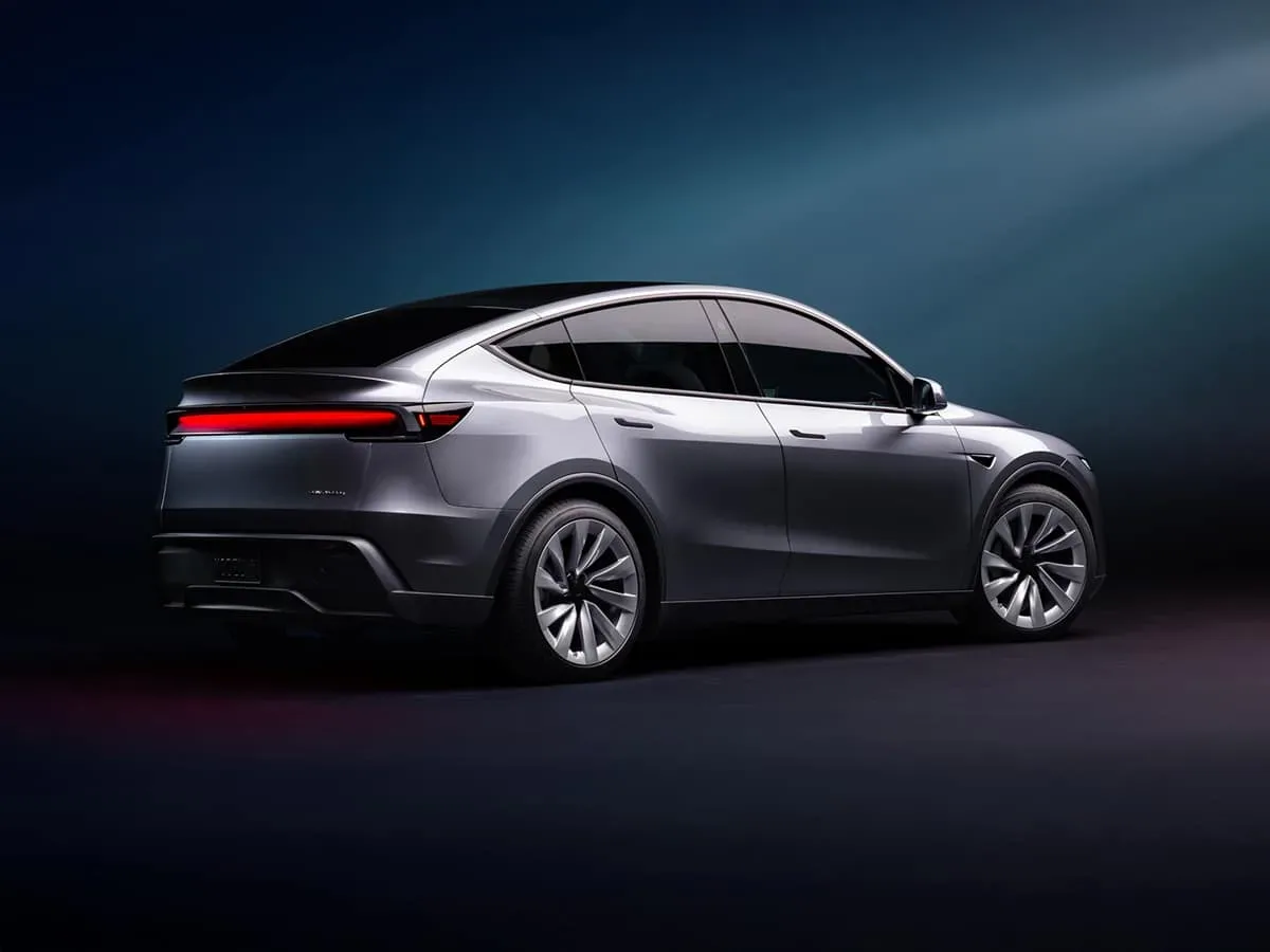 Uradno! To je Tesla Model Y 2025: Prenovljeni električni SUV z novimi funkcijami in malenkost višjo ceno