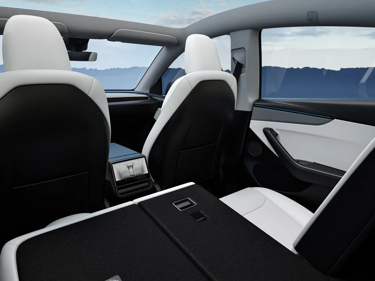 Uradno! To je Tesla Model Y 2025: Prenovljeni električni SUV z novimi funkcijami in malenkost višjo ceno