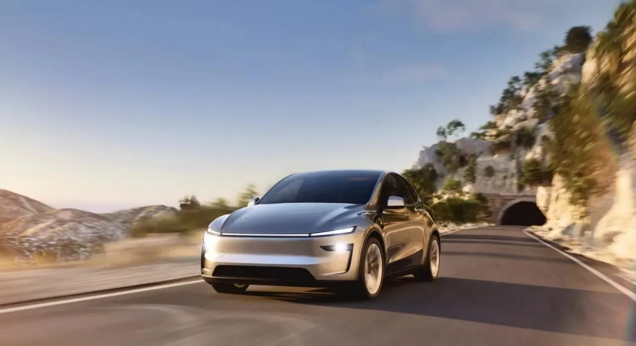 Uradno! To je Tesla Model Y 2025: Prenovljeni električni SUV z novimi funkcijami in malenkost višjo ceno