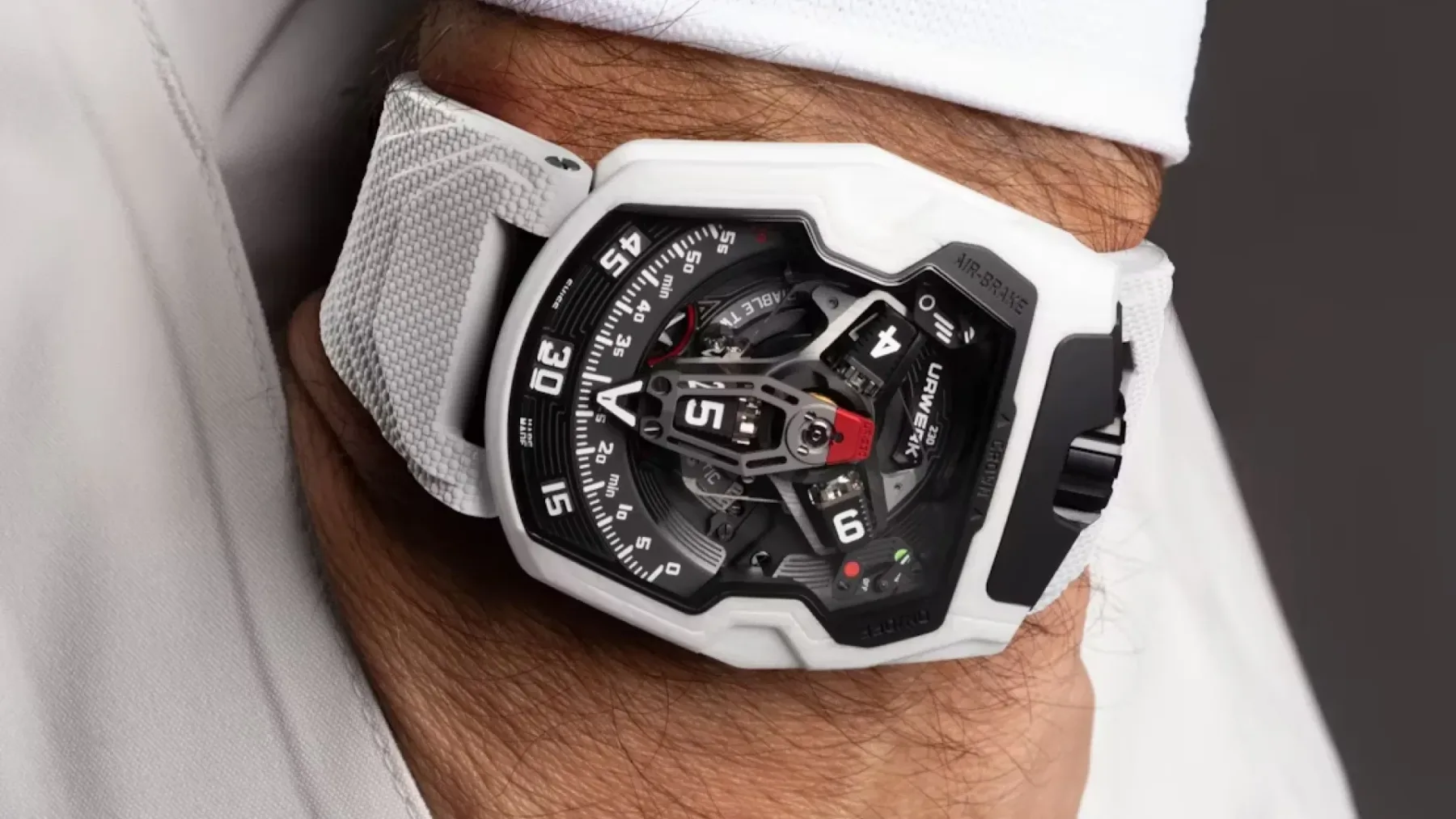 Urwerk UR-230 Polaris: Keramična znanost, ki premika meje urarstva