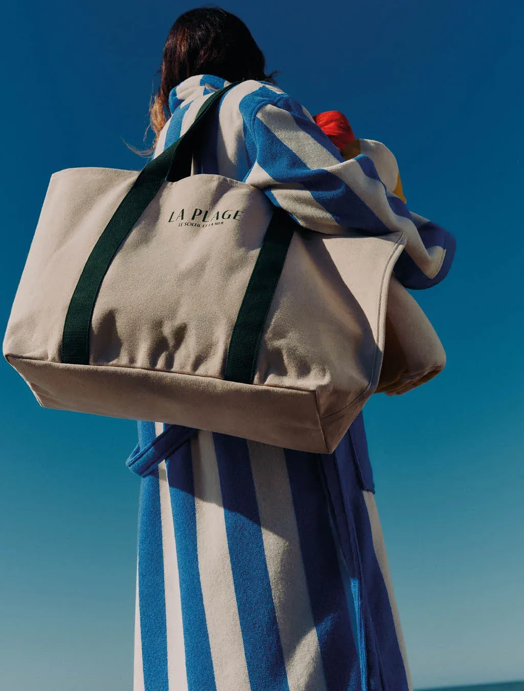 Ustvarite videz luksuzne vile ob morju: 10 kosov iz nove kolekcije H&M Home, ki v vaš dom prinašajo pravi mediteranski šik (2026)