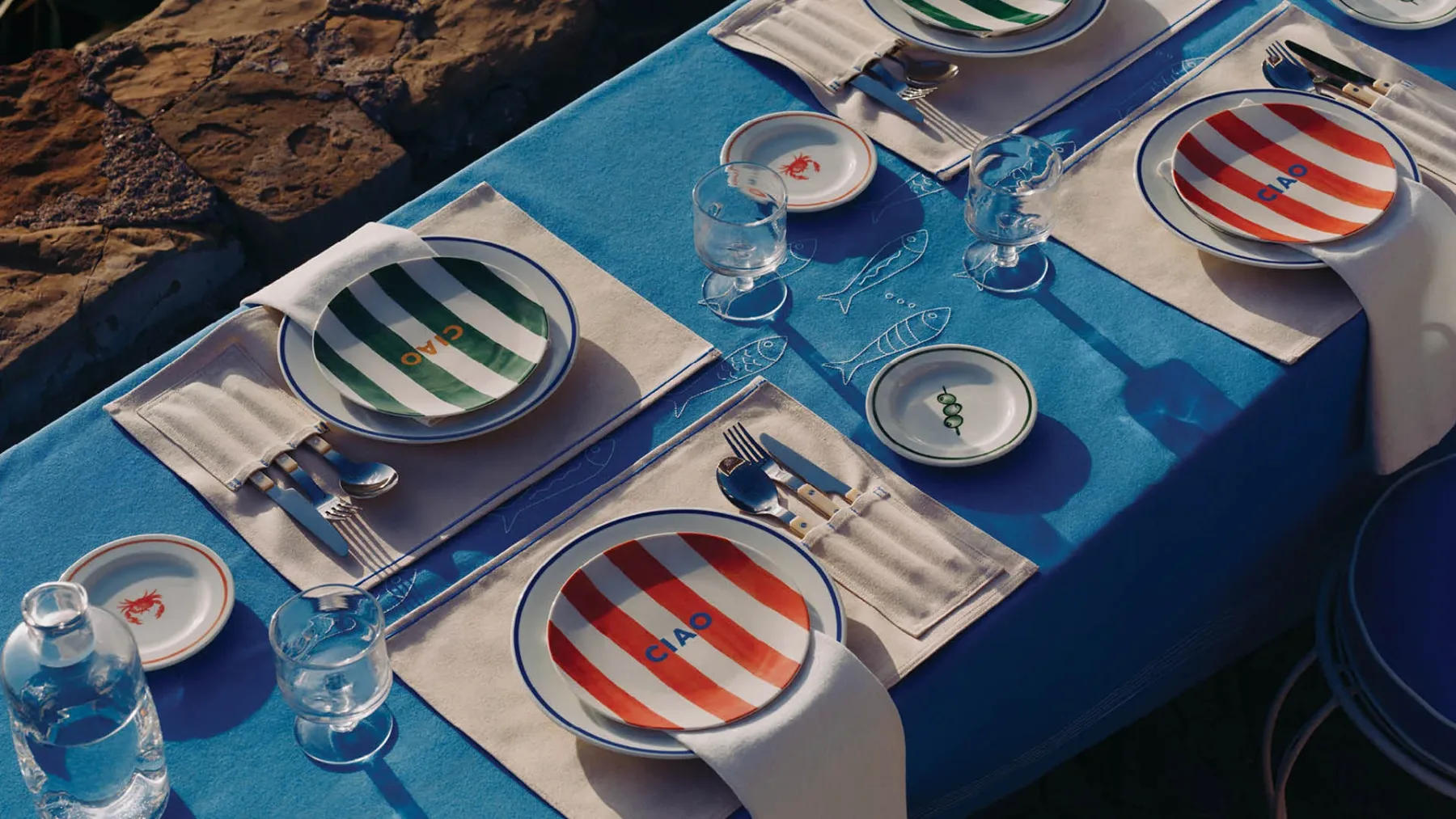 Ustvarite videz luksuzne vile ob morju: 10 kosov iz nove kolekcije H&M Home, ki v vaš dom prinašajo pravi mediteranski šik (2026)