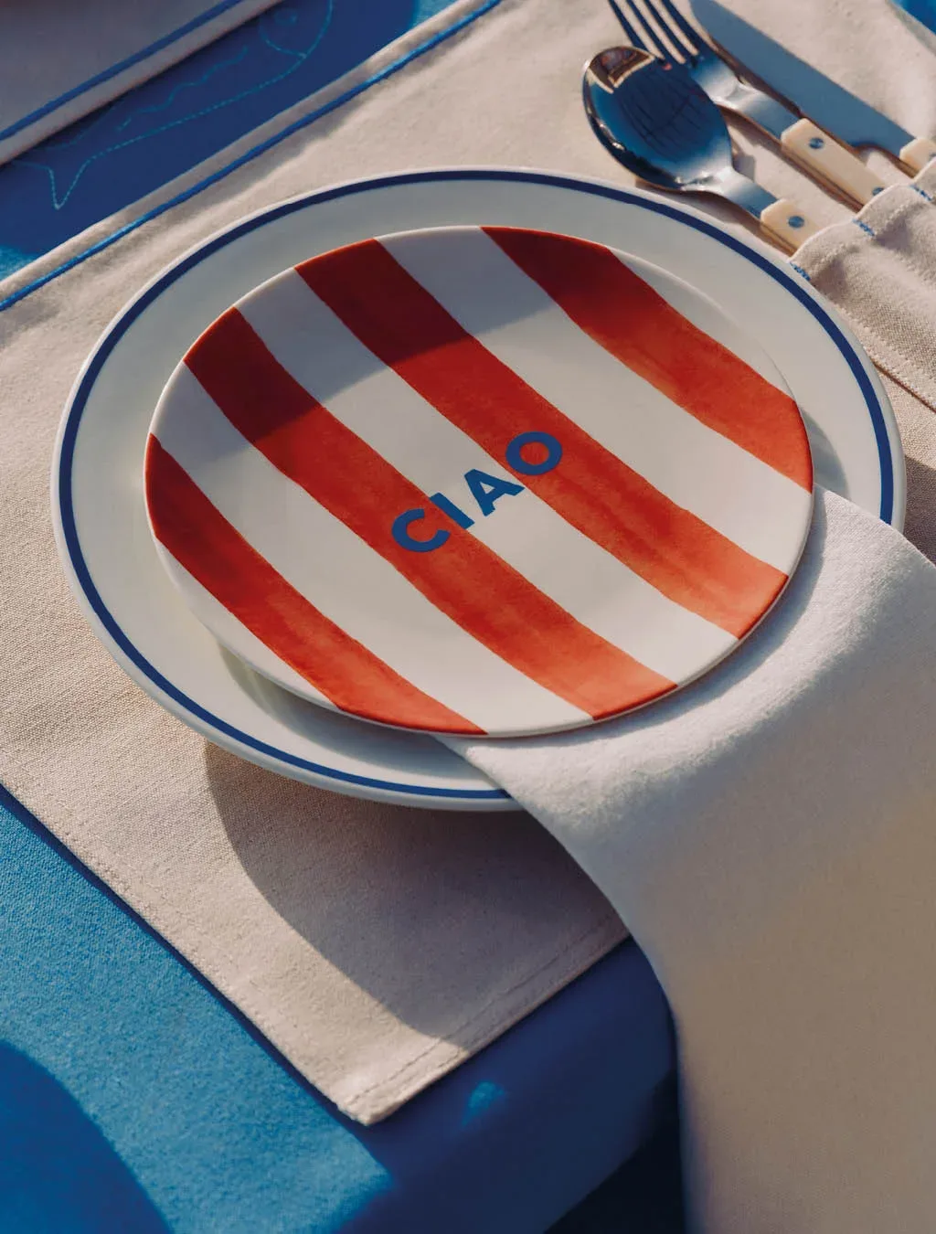 Ustvarite videz luksuzne vile ob morju: 10 kosov iz nove kolekcije H&M Home, ki v vaš dom prinašajo pravi mediteranski šik (2026)