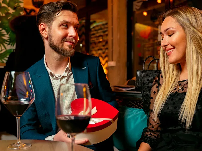 Valentinova darila: Klasika ali nekaj bolj izvirnega? Izberi popolno presenečenje!