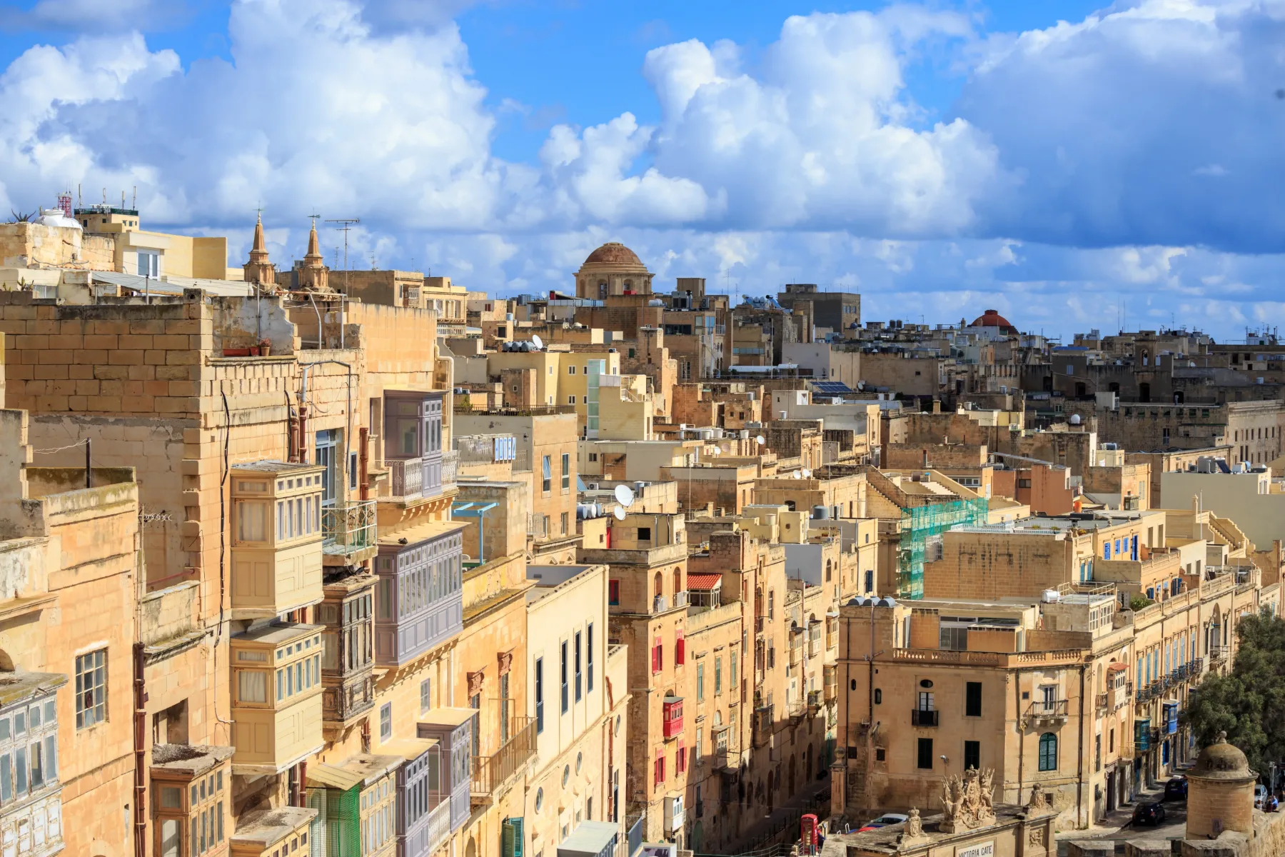Valletta: Kako izgleda življenje v najboljšem mestu Evrope, kjer sonce sije skoraj vsak dan, najemnine pa segajo do neba?