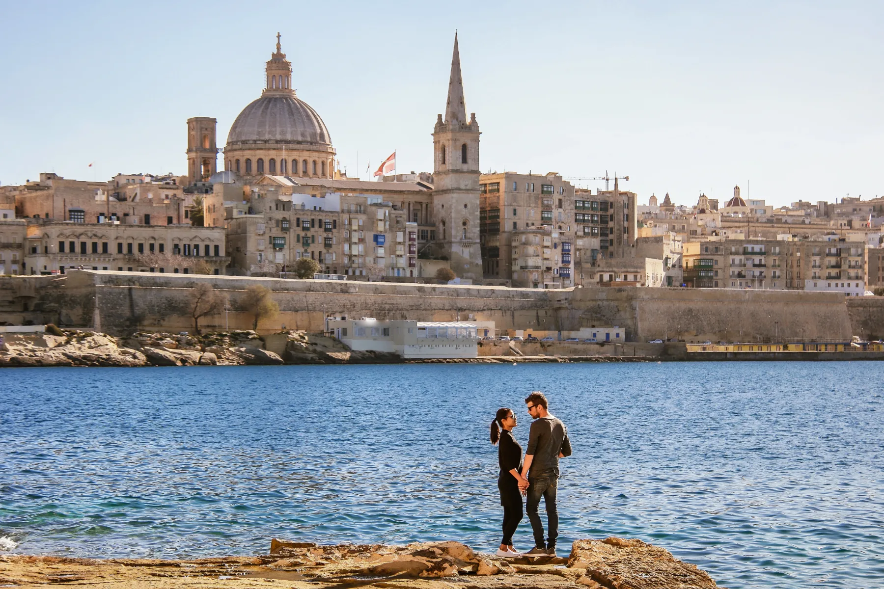 Valletta: Kako izgleda življenje v najboljšem mestu Evrope, kjer sonce sije skoraj vsak dan, najemnine pa segajo do neba?