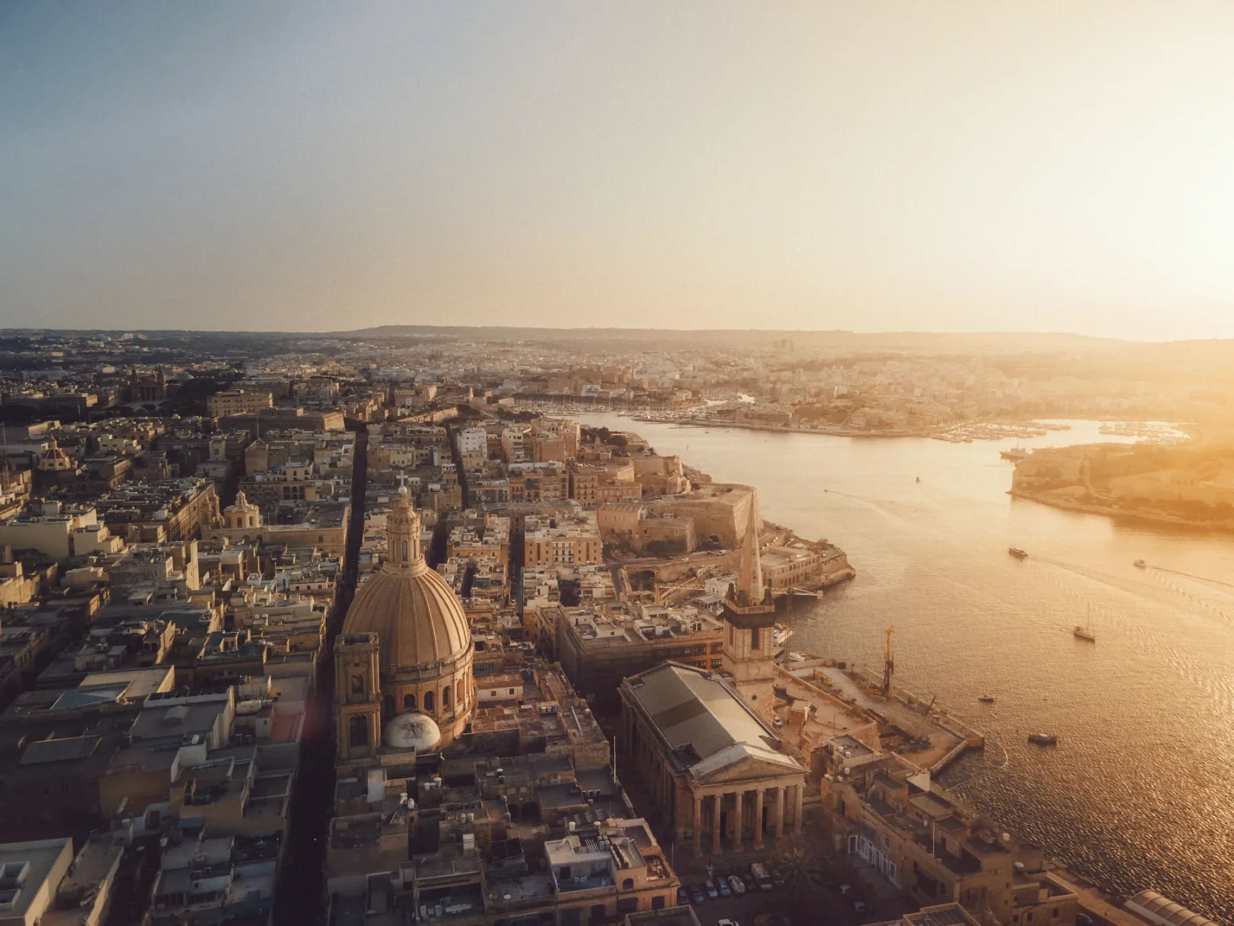 Valletta: Kako izgleda življenje v najboljšem mestu Evrope, kjer sonce sije skoraj vsak dan, najemnine pa segajo do neba?