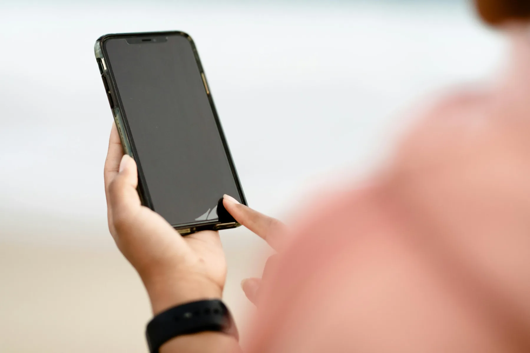 Vam je telefon padel v vodo? Pozabite na riž – to je edina stvar, ki jo morate storiti takoj!