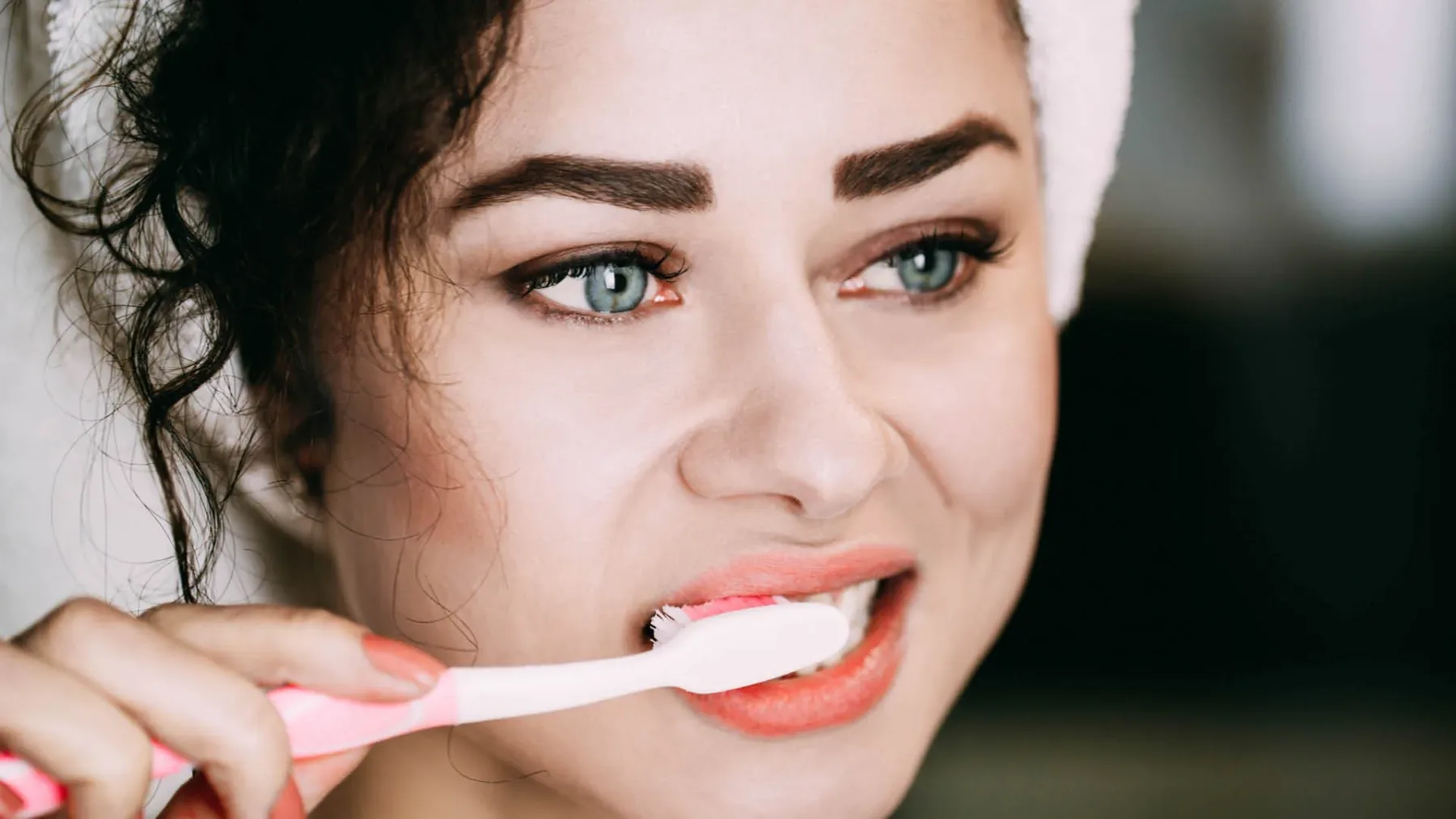 Vam med umivanjem zob krvavijo dlesni? Pozabite na mehkejše ščetke in drage paste, vaše telo nujno rabi TA vitamin