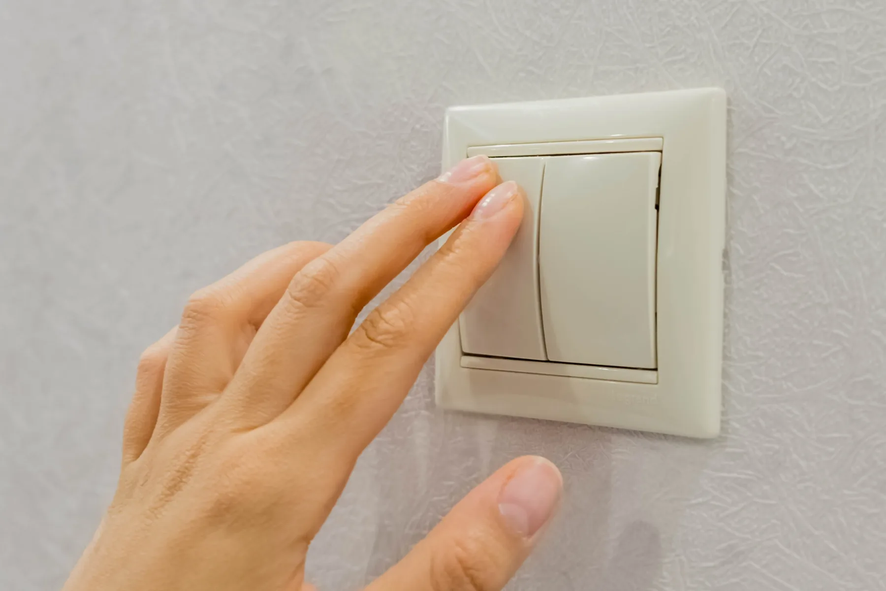 Vas motijo porumenela stikala? S tem trikom za čiščenje bodo beli in sijoči kot novi