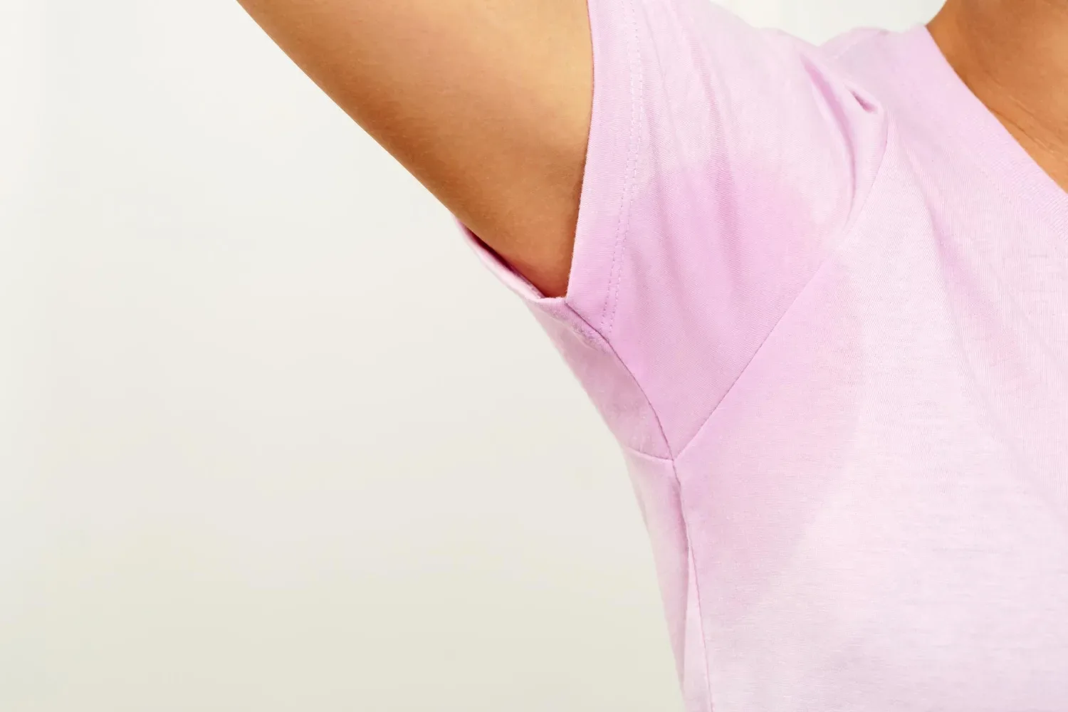 Vas potenje spravlja v zadrego? Ta naravni deodorant vas reši madežev in neprijetnega vonja