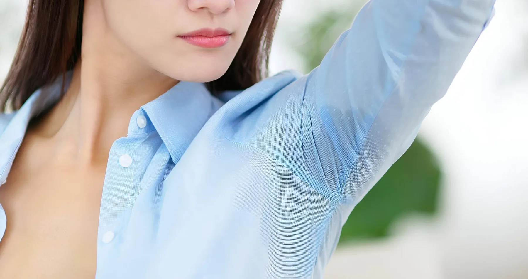 Vas potenje spravlja v zadrego? Ta naravni deodorant vas reši madežev in neprijetnega vonja