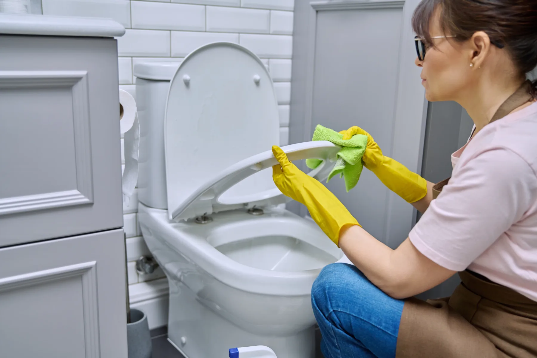 Vaš WC lahko očistite s tem genialnim domačim čistilom – potrebujete le 2 sestavini