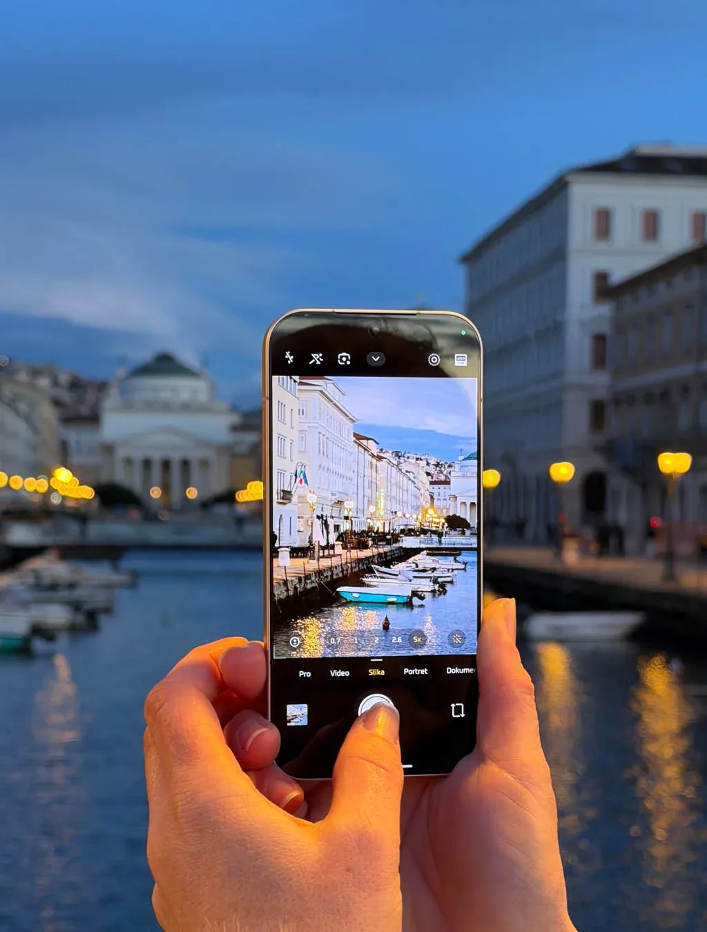 Večerni potep in popoln kader: Xiaomi 17 v nočnem Trstu