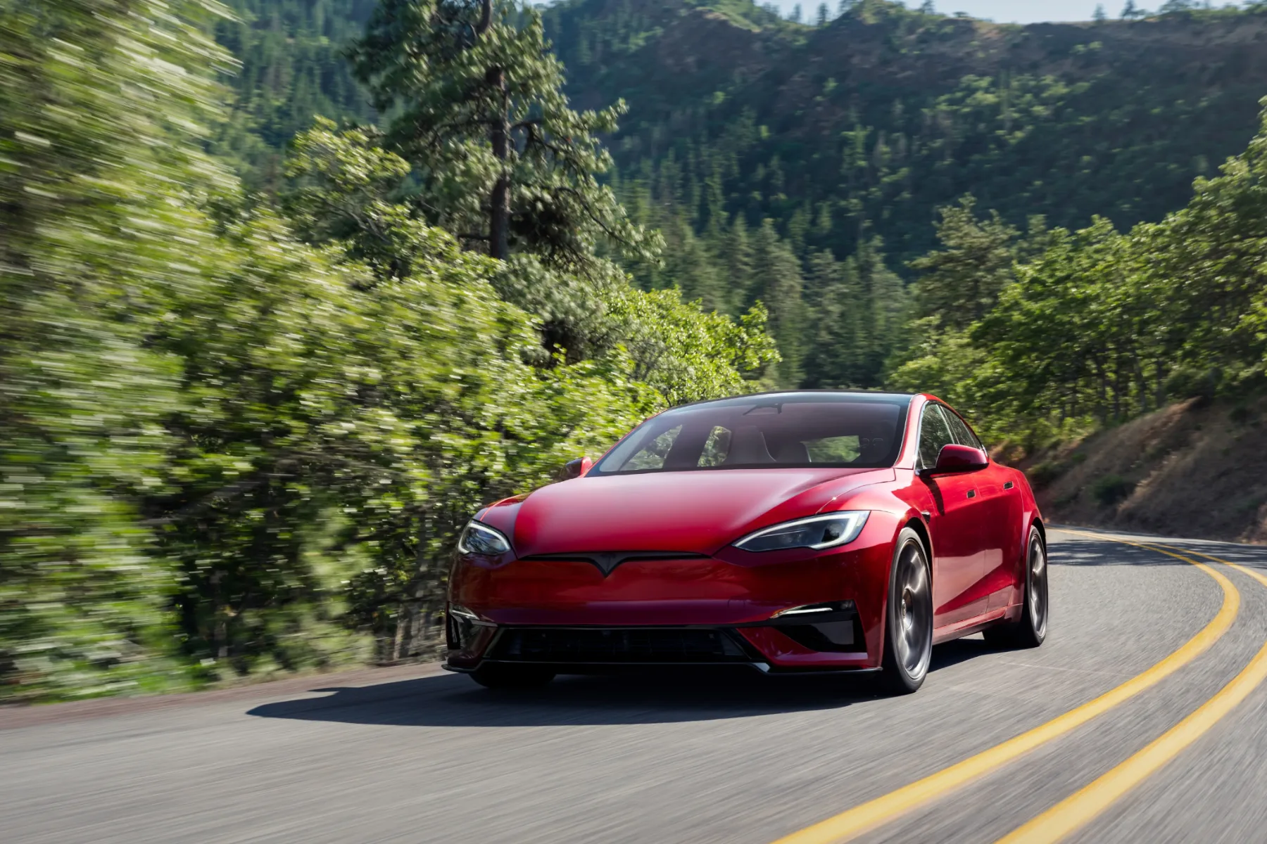 Vedno boljša – nova Tesla Model S Plaid 2025: Še vedno superavto, zdaj z boljšimi mišicami, pametjo in manirami
