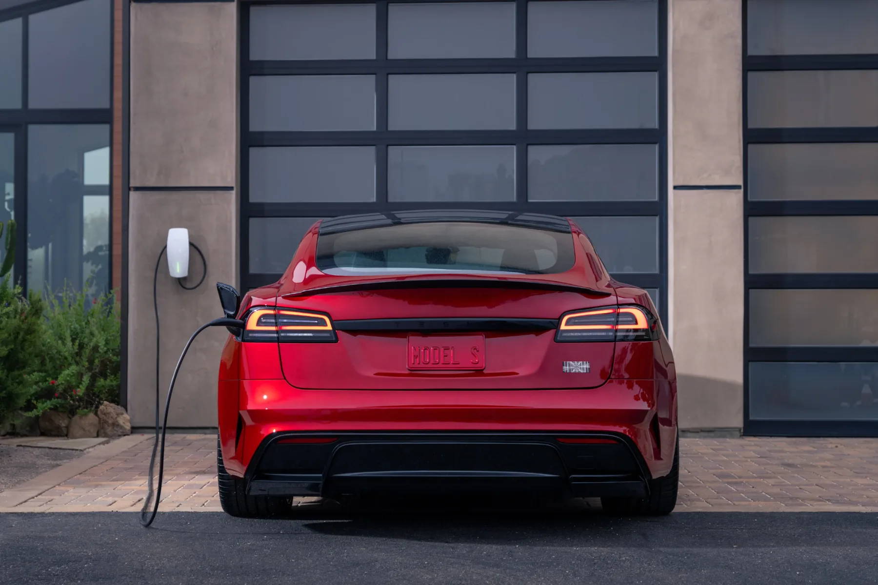 Vedno boljša – nova Tesla Model S Plaid 2025: Še vedno superavto, zdaj z boljšimi mišicami, pametjo in manirami