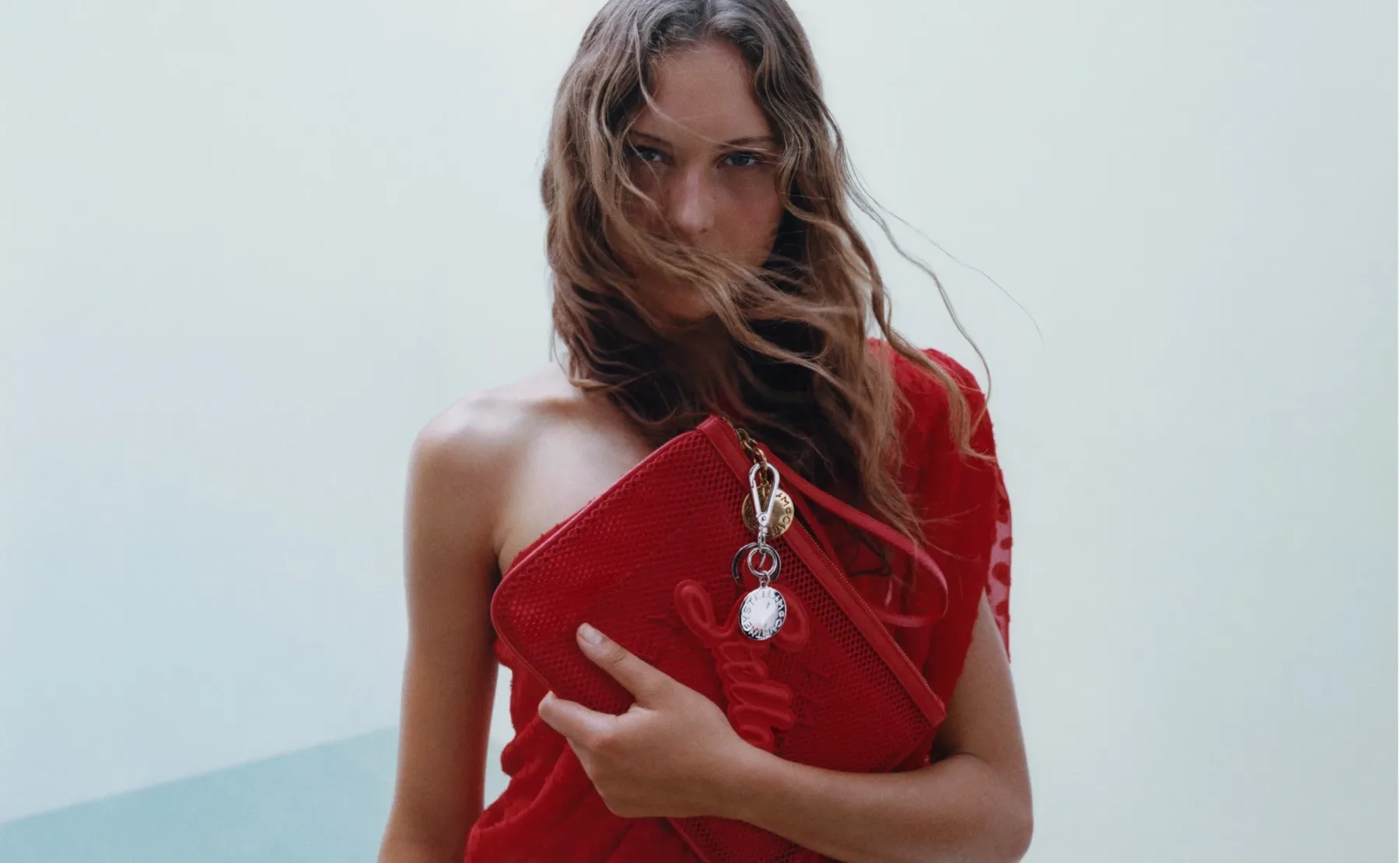 Velika vrnitev: Razkrivamo novo kolekcijo H&M x Stella McCartney, ki po 20 letih ponovno piše modno zgodovino