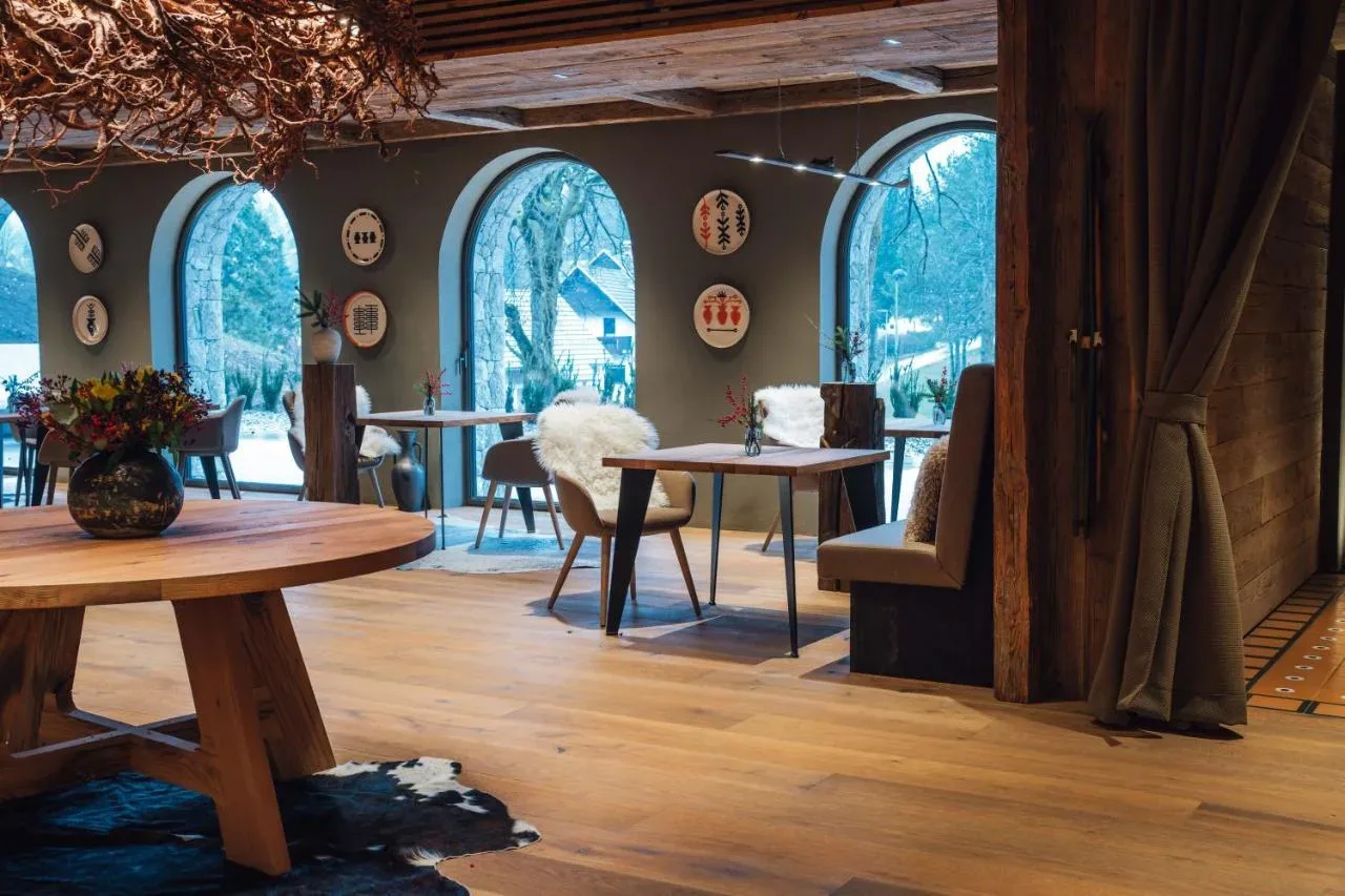 Vila Muhr: Čarobna vila ob Bohinjskem jezeru, ki navdušuje z eleganco in spokojnostjo
