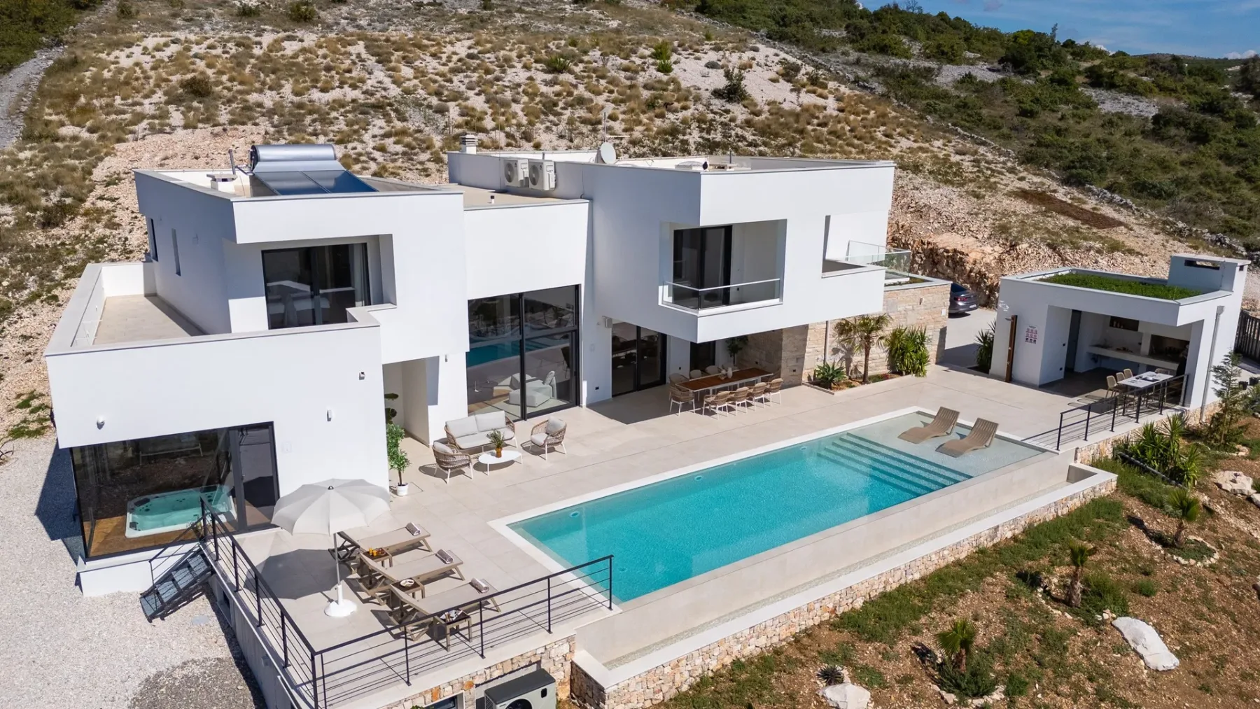 Villa Grandeca v Rogoznici: razkošna oaza ob Jadranski obali, ki bi očarala celo Gatsbyja