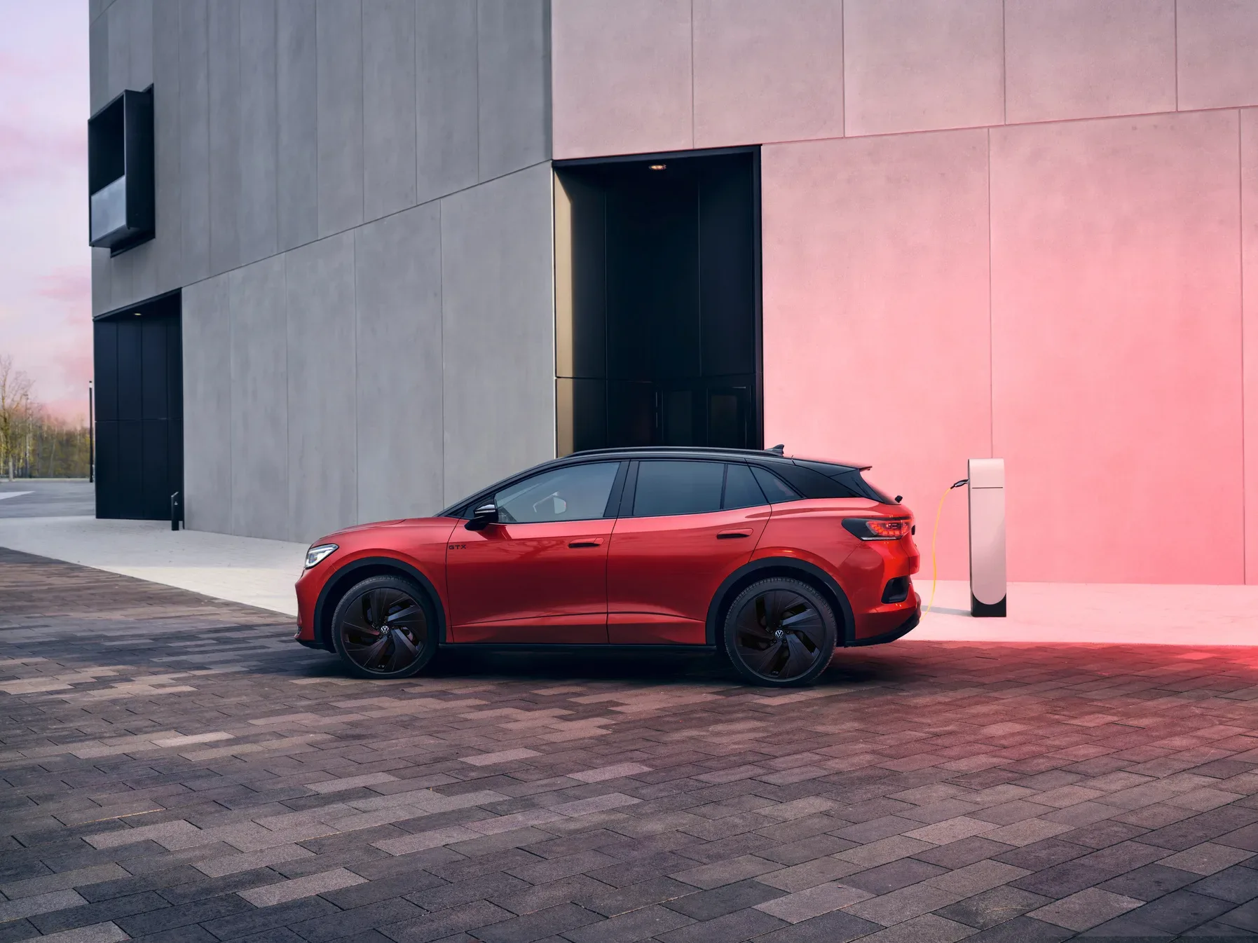 Volkswagen ID.4 razprodaja stoletja: Zakaj nemški električni križanec postaja nepričakovano ugoden nakup?