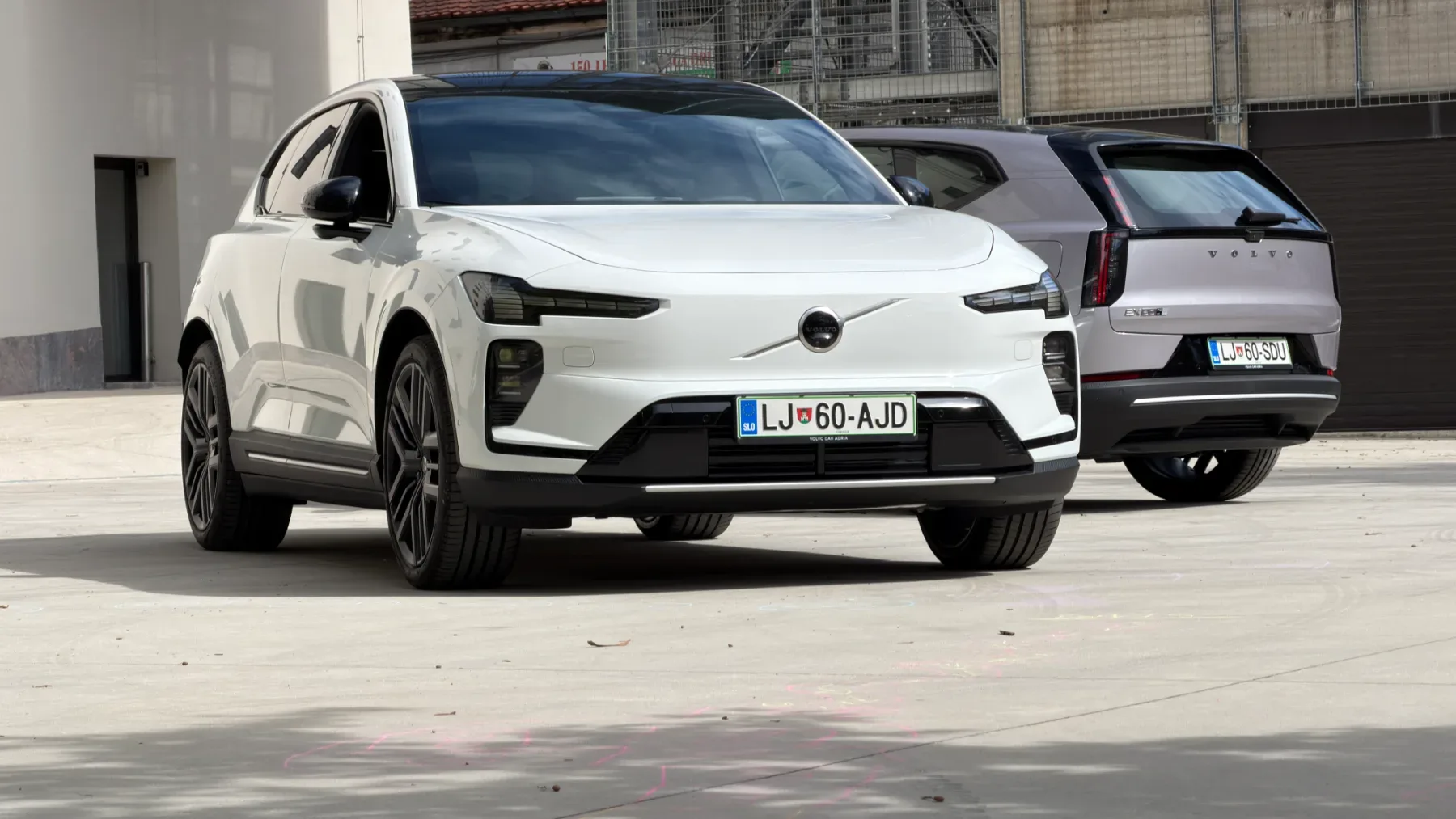 Danes je Volvo EX60 pripeljal v Slovenijo: z dosegom 810 km, 680 konji in ceno, ki začne pri 63.350 evrih