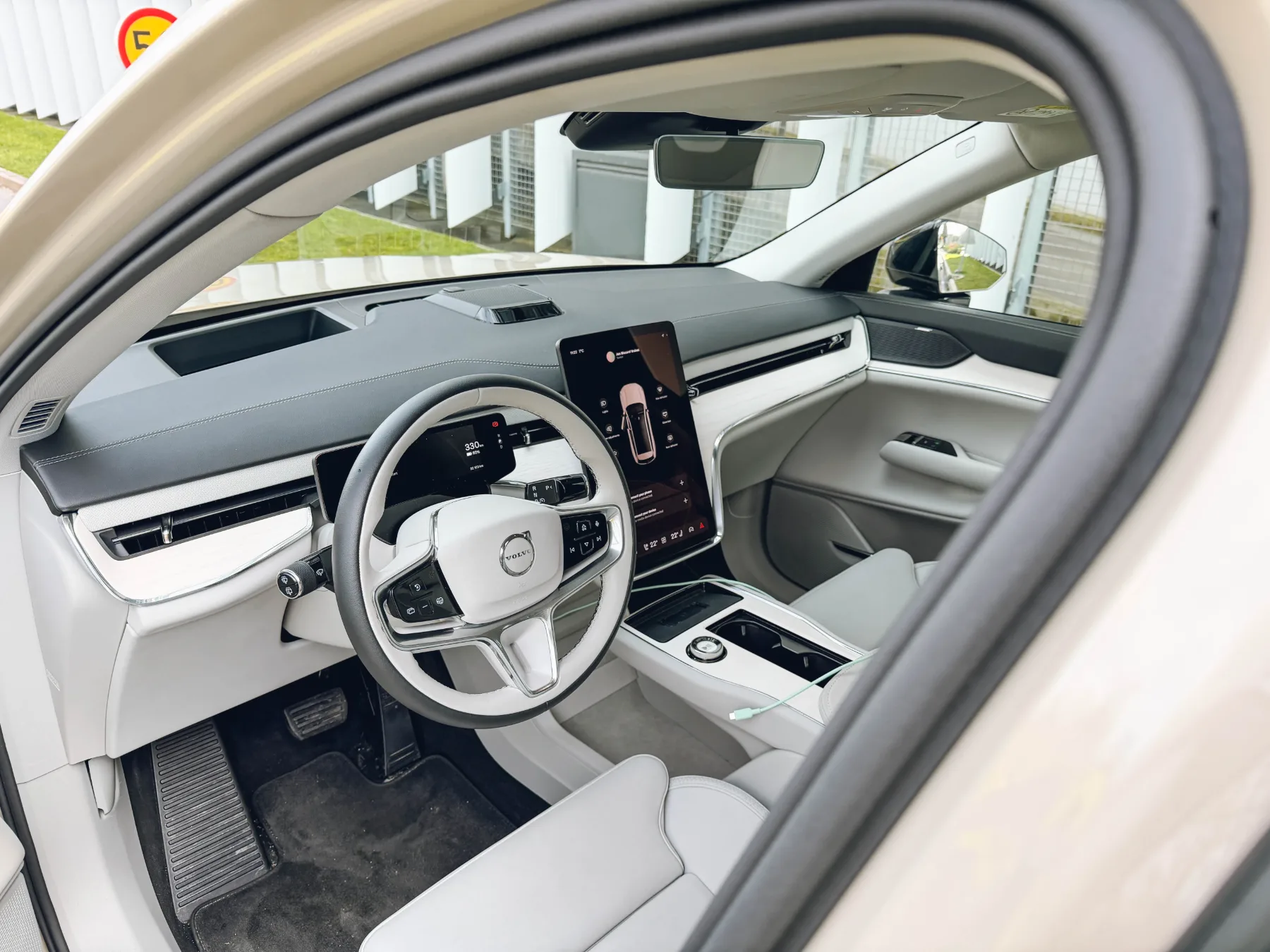 Volvo EX90 Test: Je to najboljši družinski električni SUV na svetu ali le nedokončana simfonija?