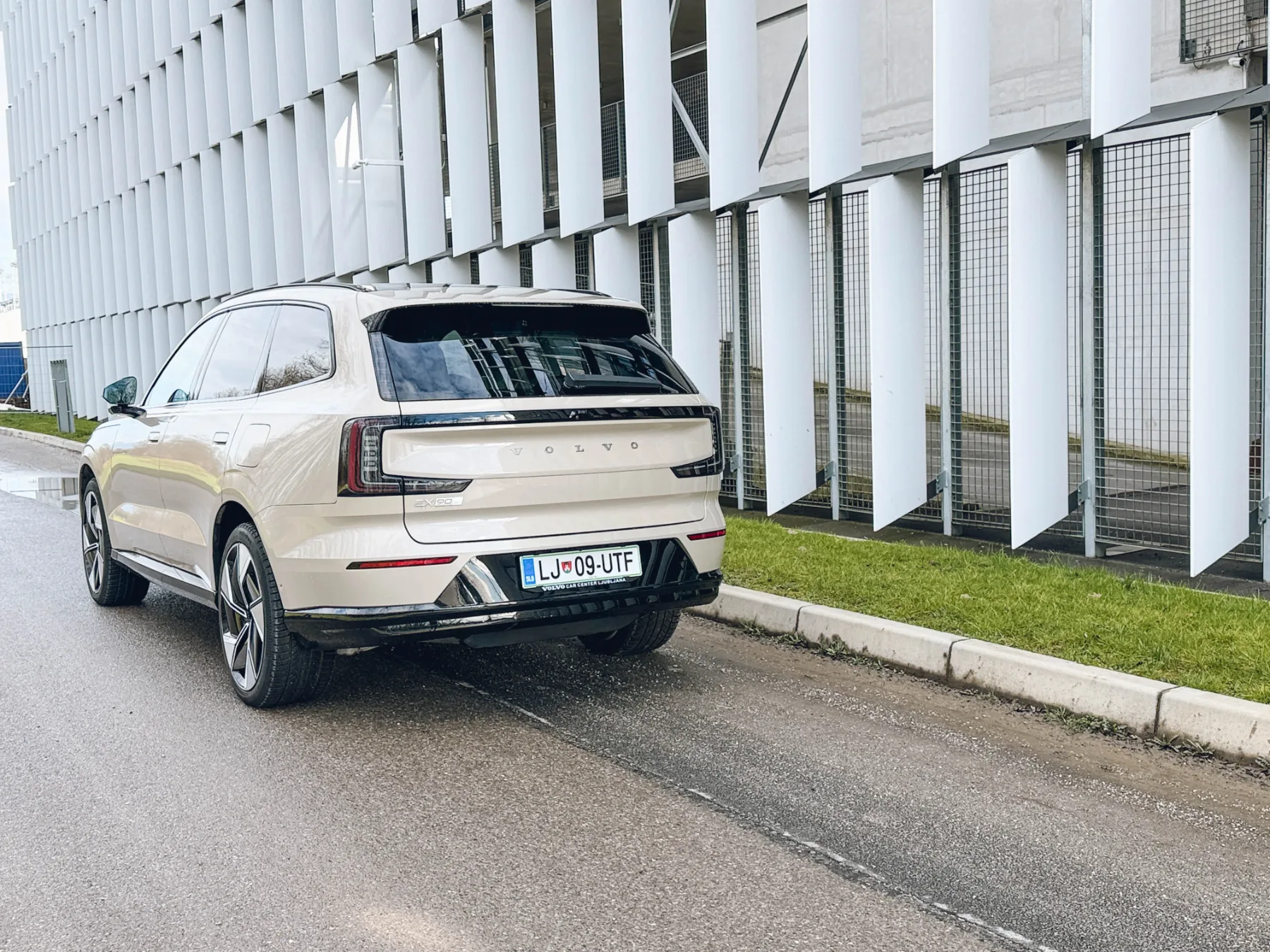 Volvo EX90 Test: Je to najboljši družinski električni SUV na svetu ali le nedokončana simfonija?