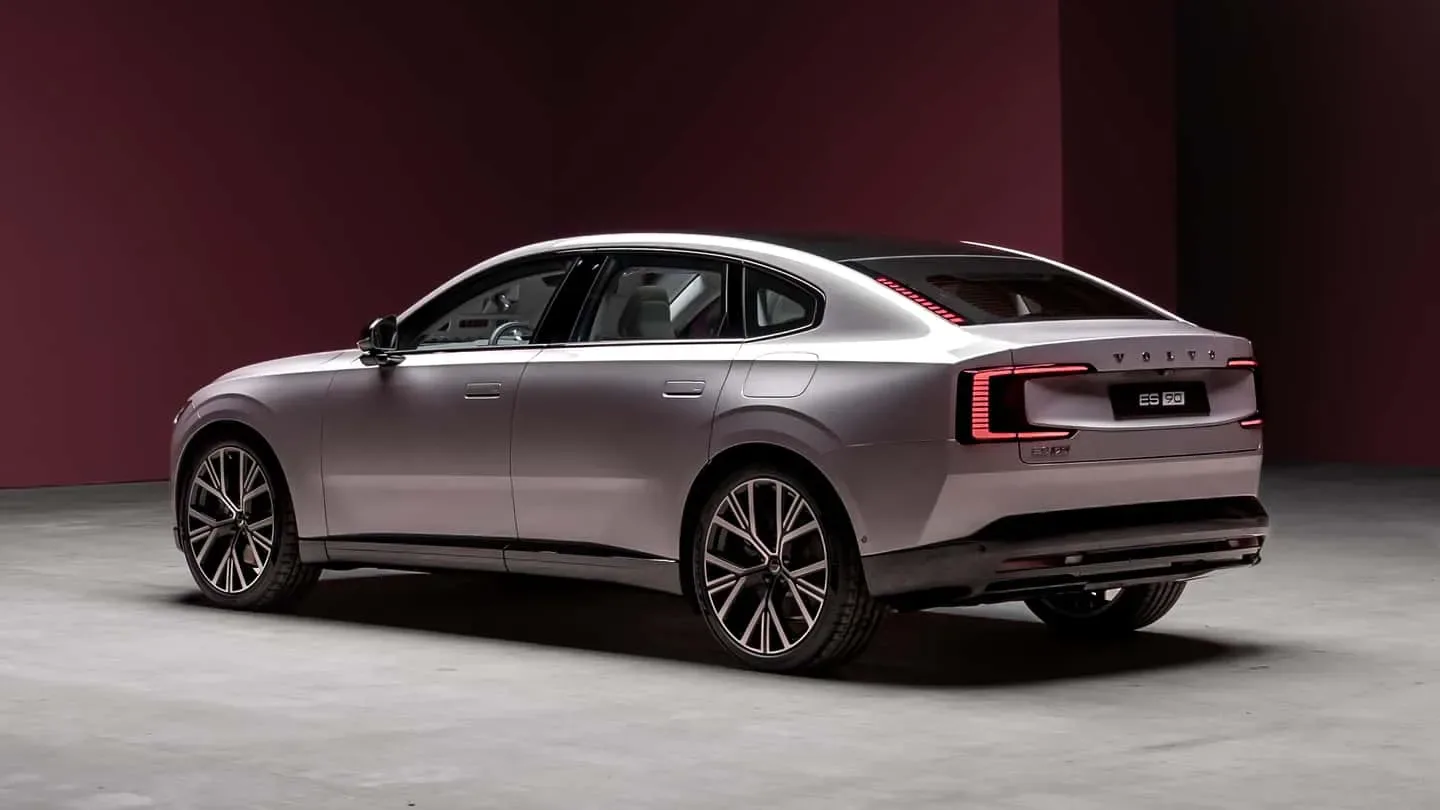 Volvo trmasto verjame v električno prihodnost do leta 2035: “Nazaj poti ni več”