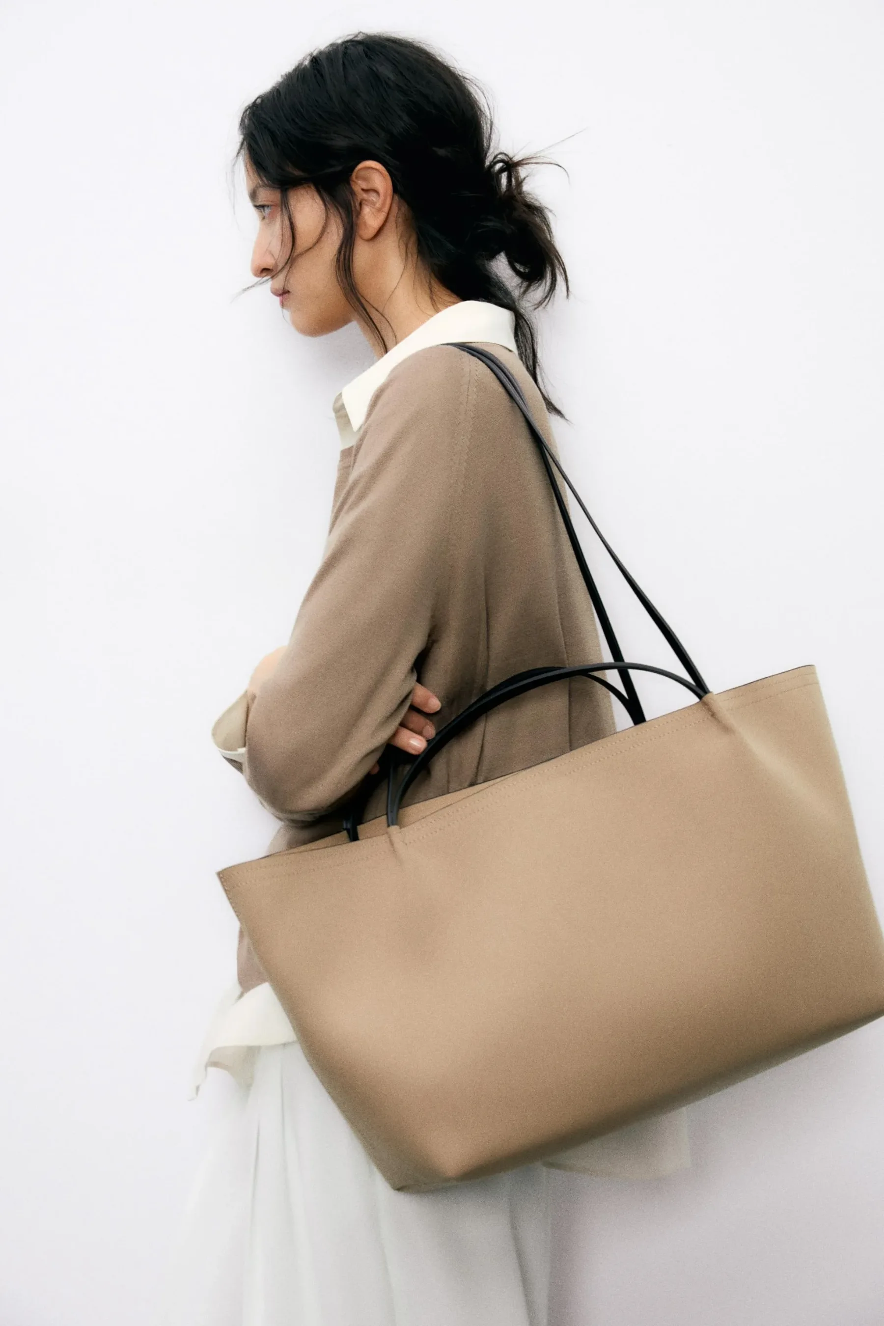 Vračajo se velike torbice: Michael Kors, Furla in Guess stavijo na trend, ki združuje stil in udobje