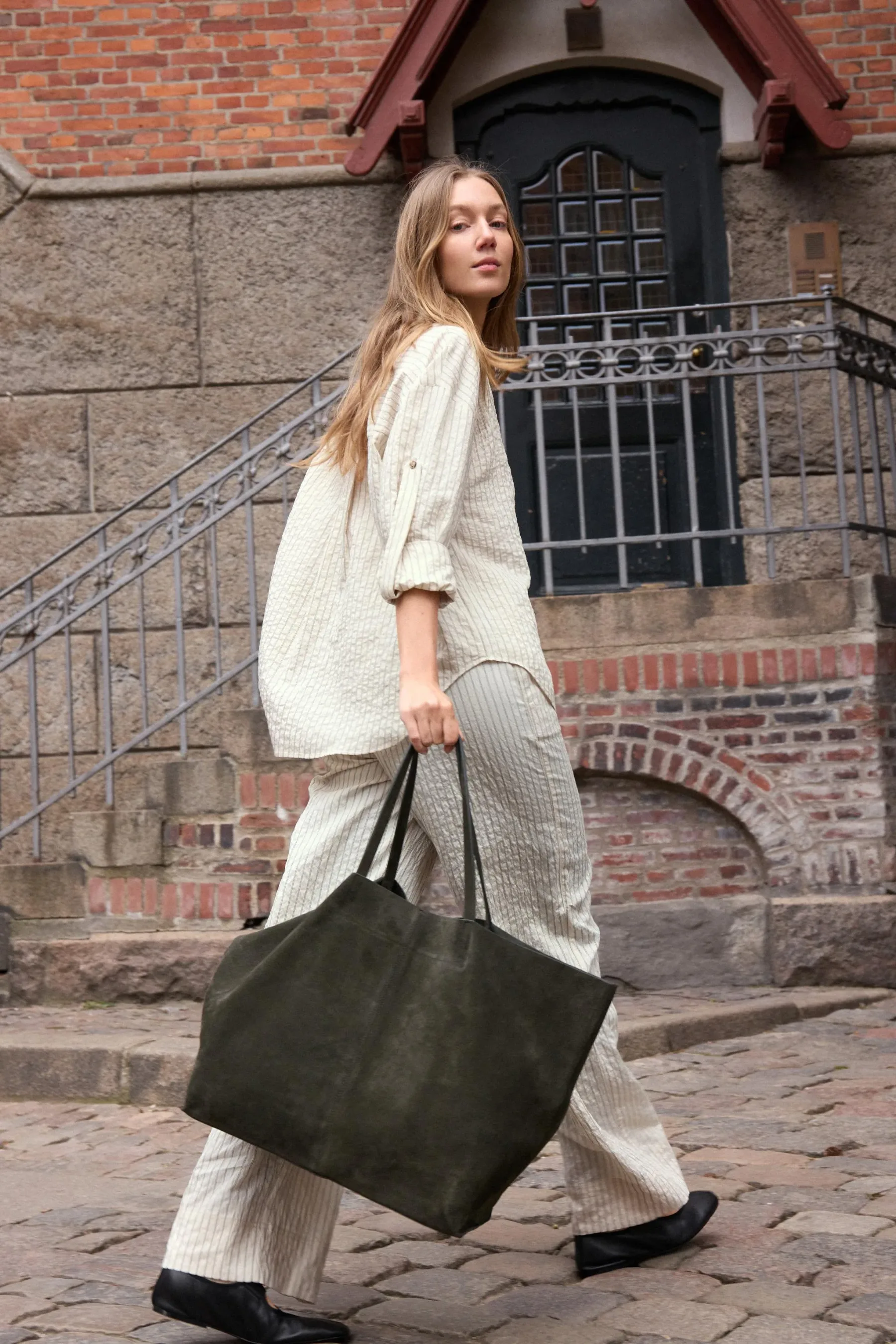 Vračajo se velike torbice: Michael Kors, Furla in Guess stavijo na trend, ki združuje stil in udobje