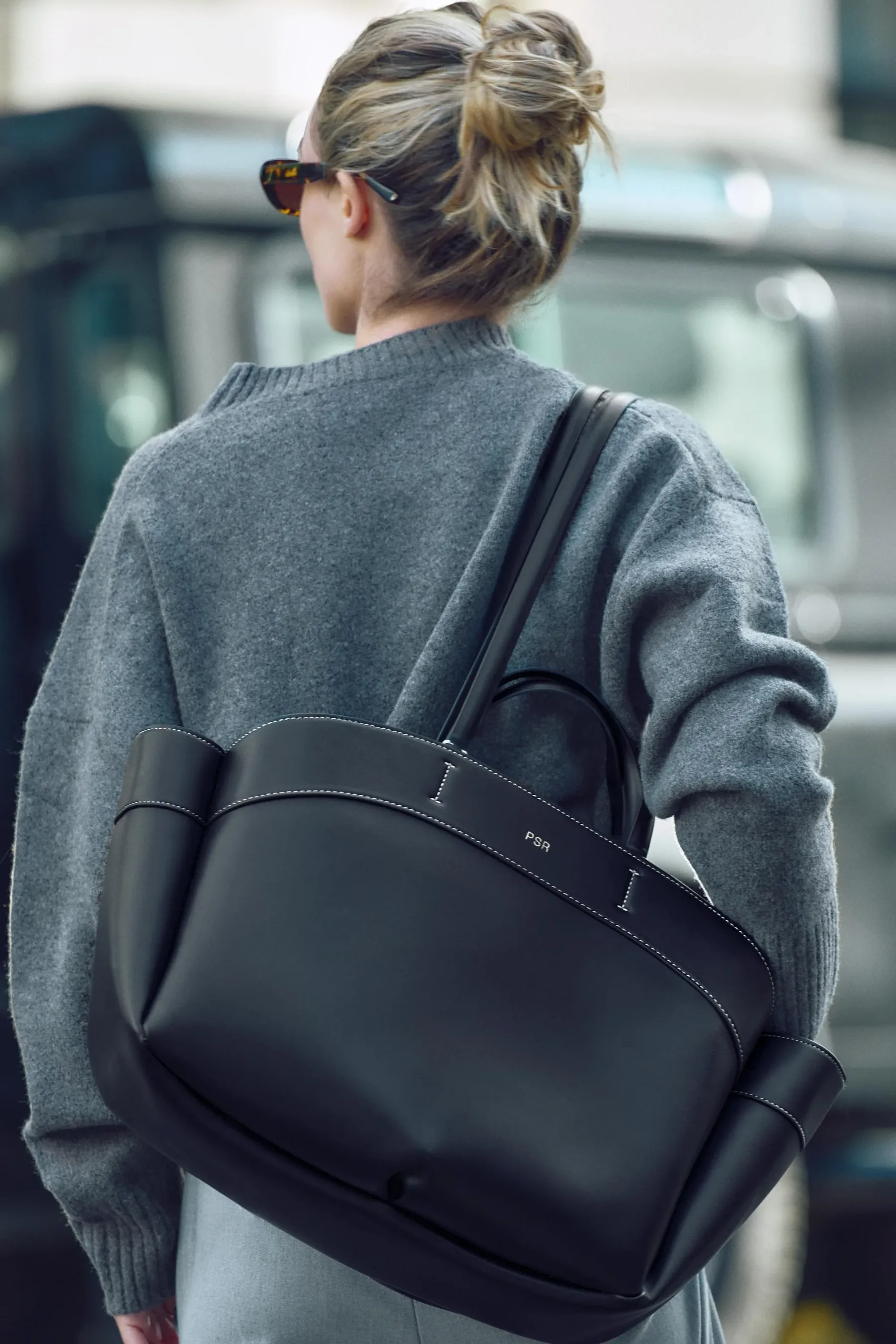 Vračajo se velike torbice: Michael Kors, Furla in Guess stavijo na trend, ki združuje stil in udobje