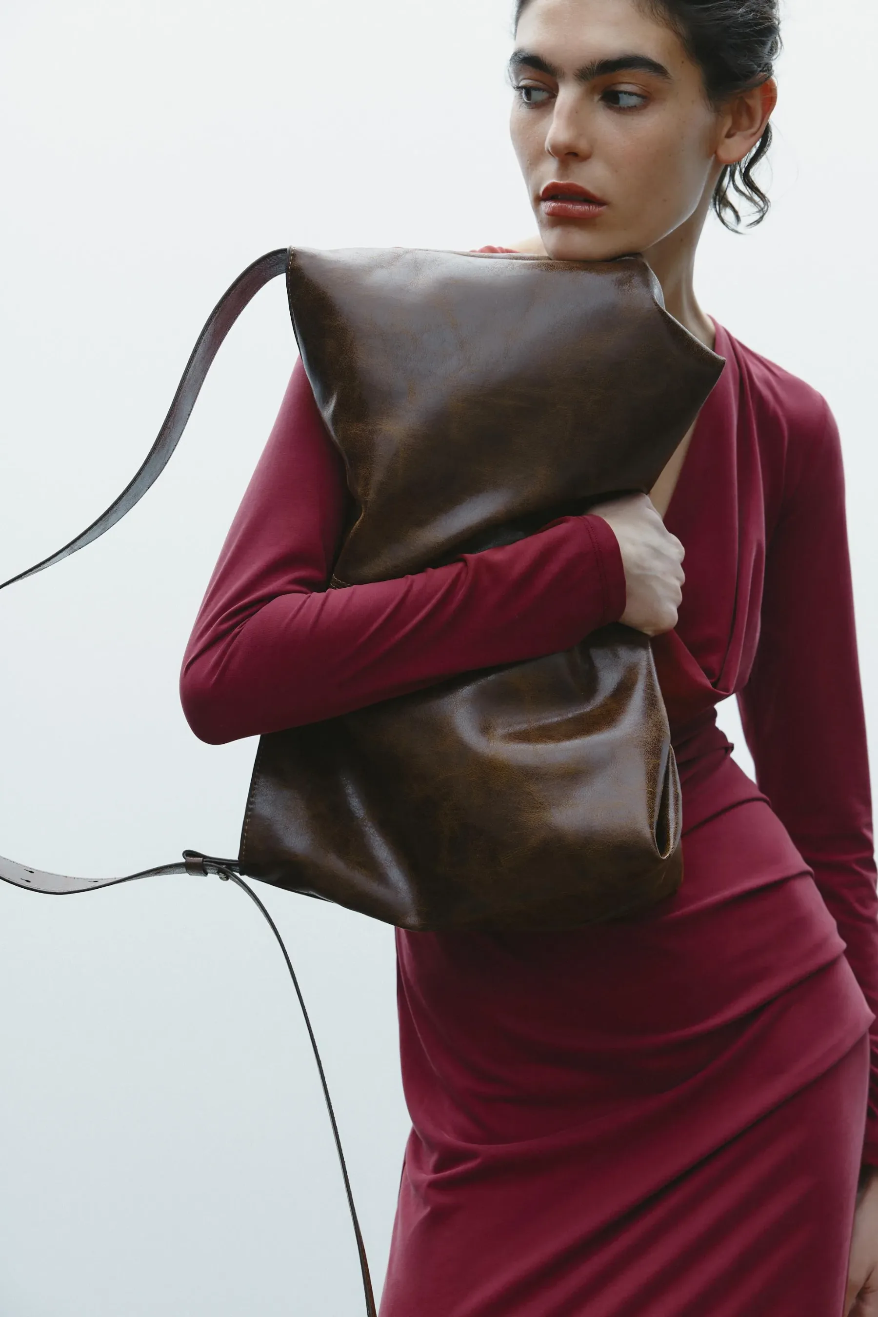 Vračajo se velike torbice: Michael Kors, Furla in Guess stavijo na trend, ki združuje stil in udobje