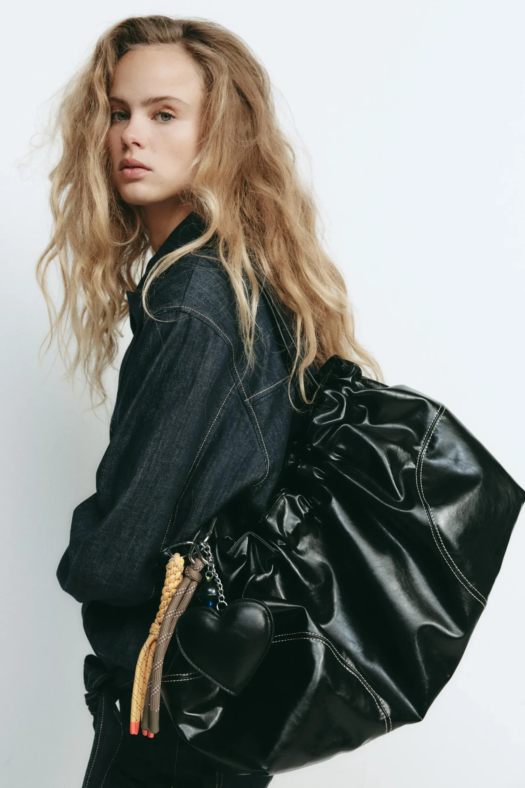 Vračajo se velike torbice: Michael Kors, Furla in Guess stavijo na trend, ki združuje stil in udobje