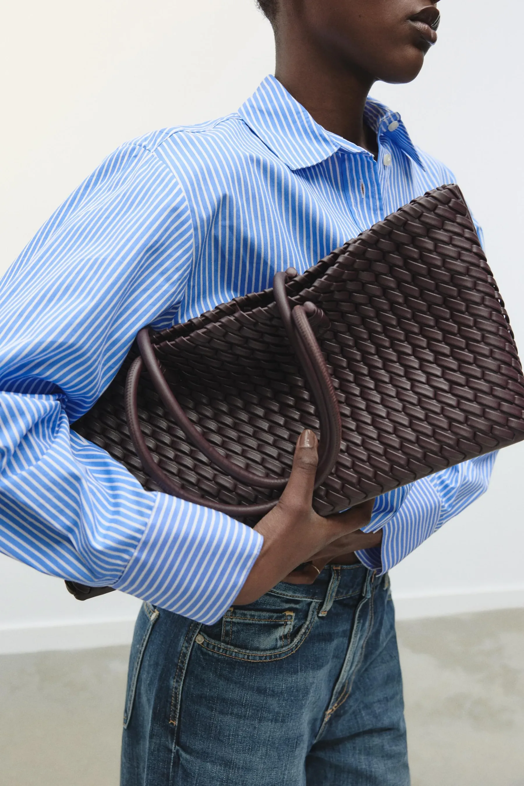 Vračajo se velike torbice: Michael Kors, Furla in Guess stavijo na trend, ki združuje stil in udobje