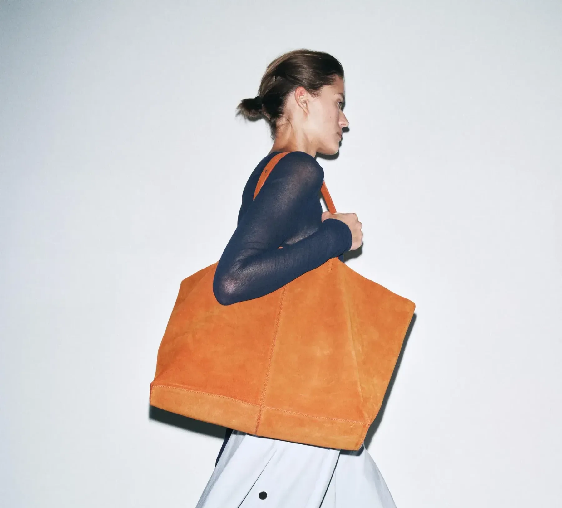 Vračajo se velike torbice: Michael Kors, Furla in Guess stavijo na trend, ki združuje stil in udobje
