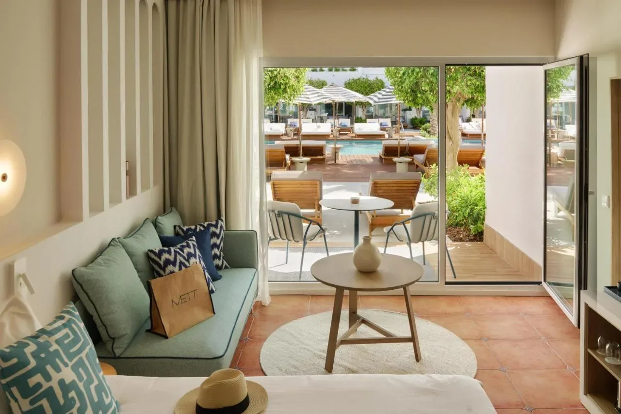 Vrhunski oddih na Costa del Sol: Plaža, bazeni in kulinarika v hotelu METT Marbella