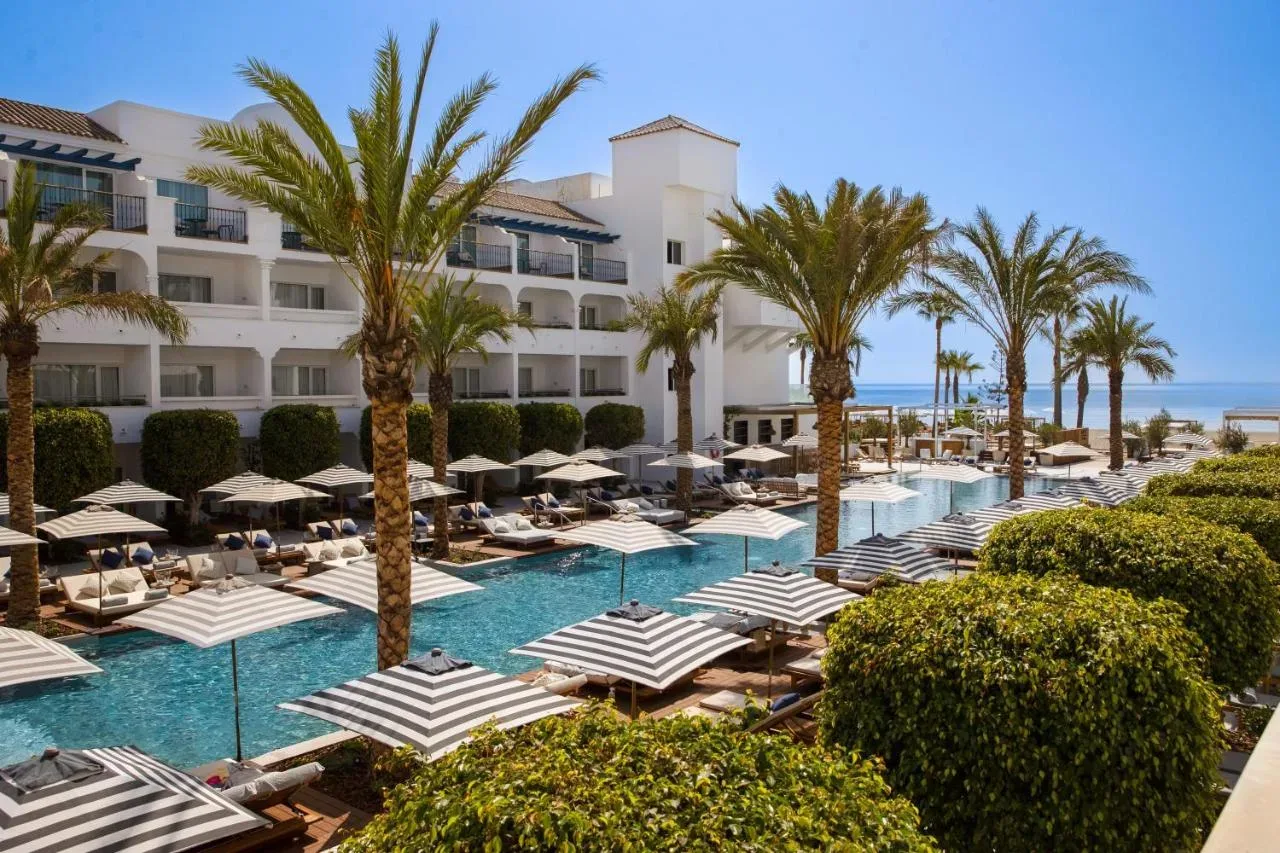 Vrhunski oddih na Costa del Sol: Plaža, bazeni in kulinarika v hotelu METT Marbella