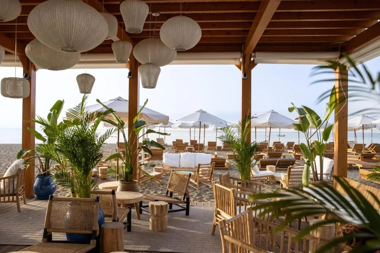 Vrhunski oddih na Costa del Sol: Plaža, bazeni in kulinarika v hotelu METT Marbella