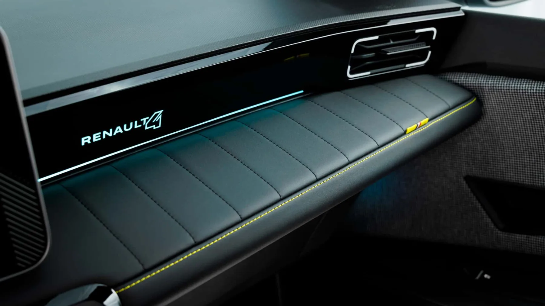 Vrnitev ikone: Novi Renault 4 E-Tech električni crossover, ki združuje preteklost in prihodnost