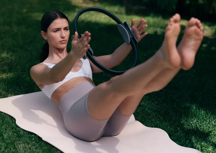 Vsi jo hočejo! Kolekcija H&M Move Pilates Edit 2026: bo to poletje spremenila v čisto poezijo gibanja