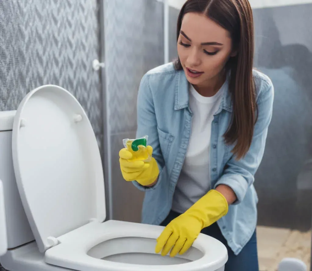 WC čist kot nov brez drgnjenja! Trik za čiščenje stranišča s kapsulo za pranje perila, ki premaga vodni kamen in neprijetne vonjave