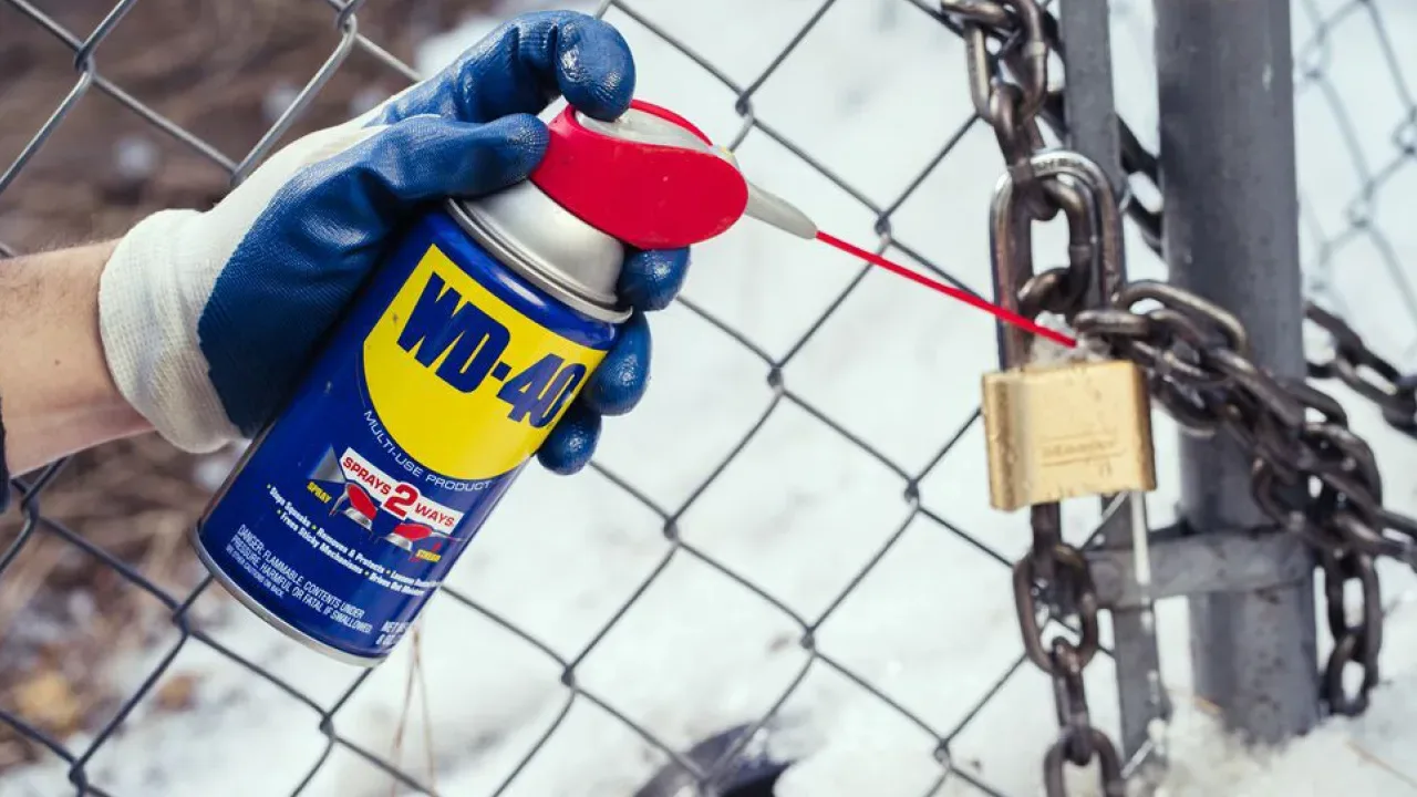 WD-40: 7 norih načinov uporabe WD40 – čudežna zimska rešitev ali vaš osebni superjunak?
