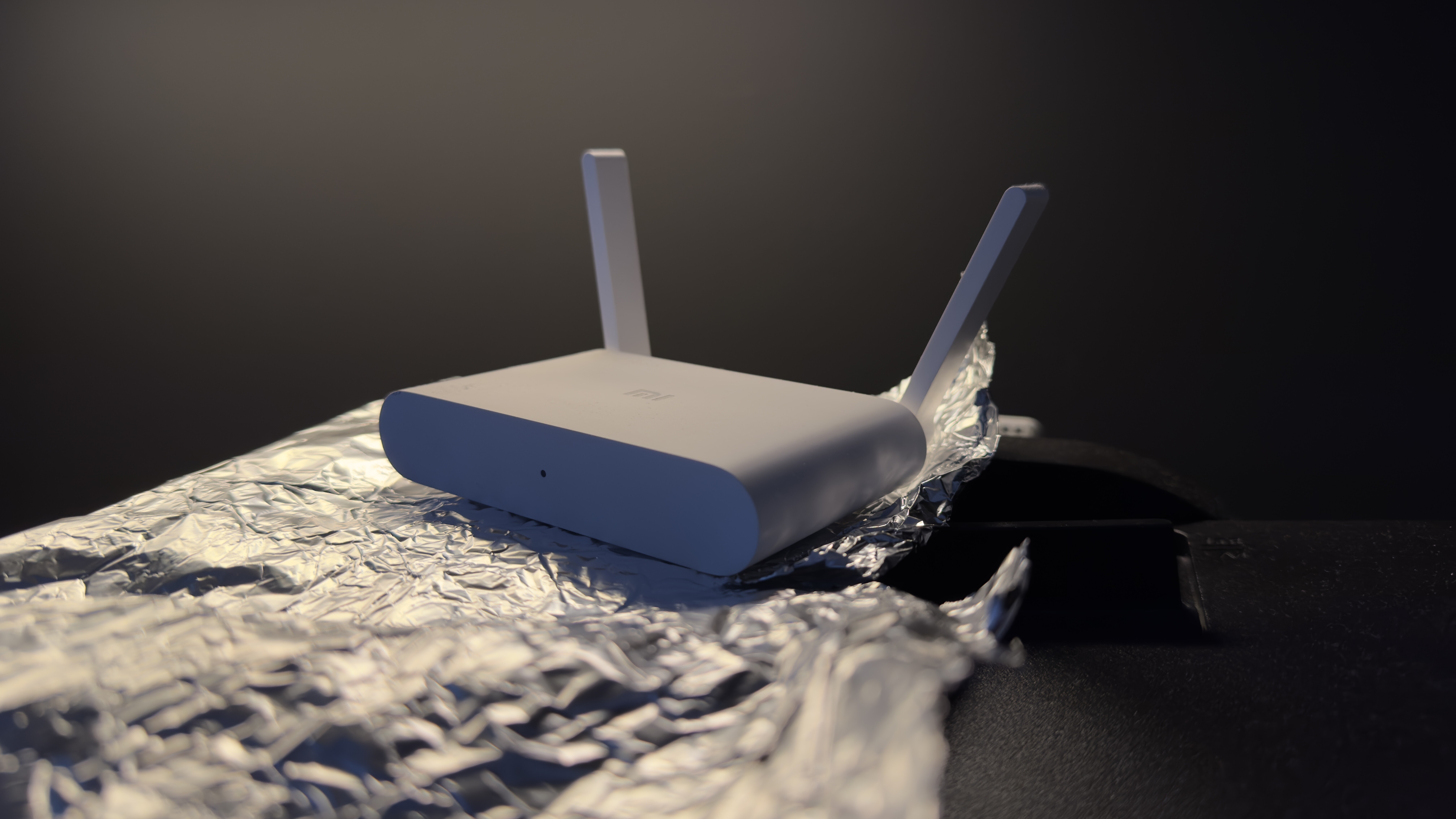WiFi do spalnice: tako okrepiš signal tvojega WiFi z alufolijo – preprost lifehack, ki deluje!