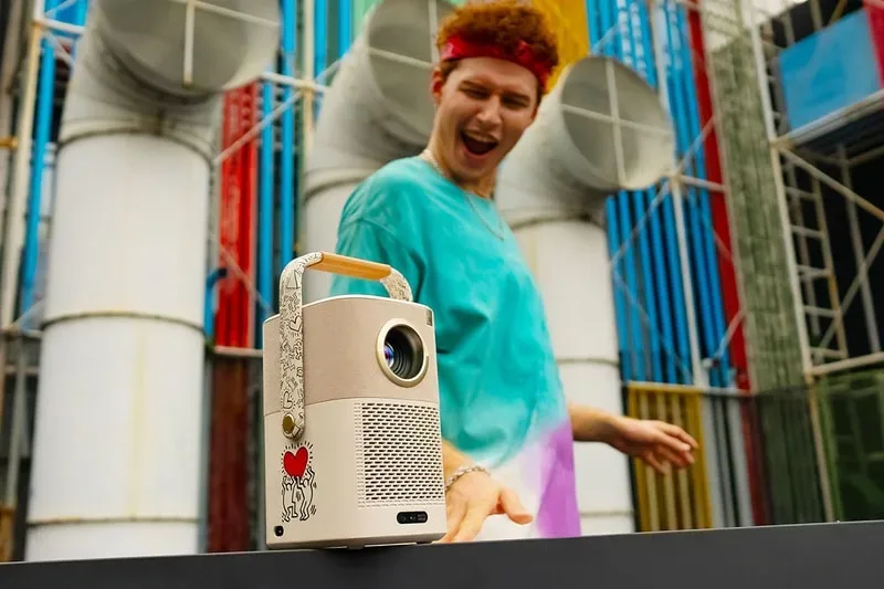 Yaber T2 Plus: Keith Haring in Yaber predstavljata prvi umetniški projektor