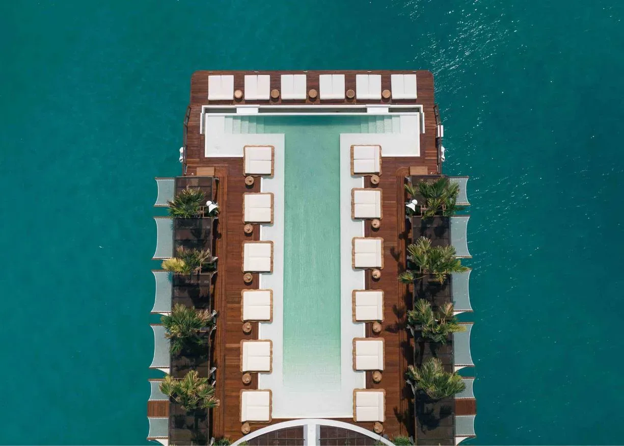 YONA Beach Club: prva luksuzna plaža na vodi, ki osvaja Phuket