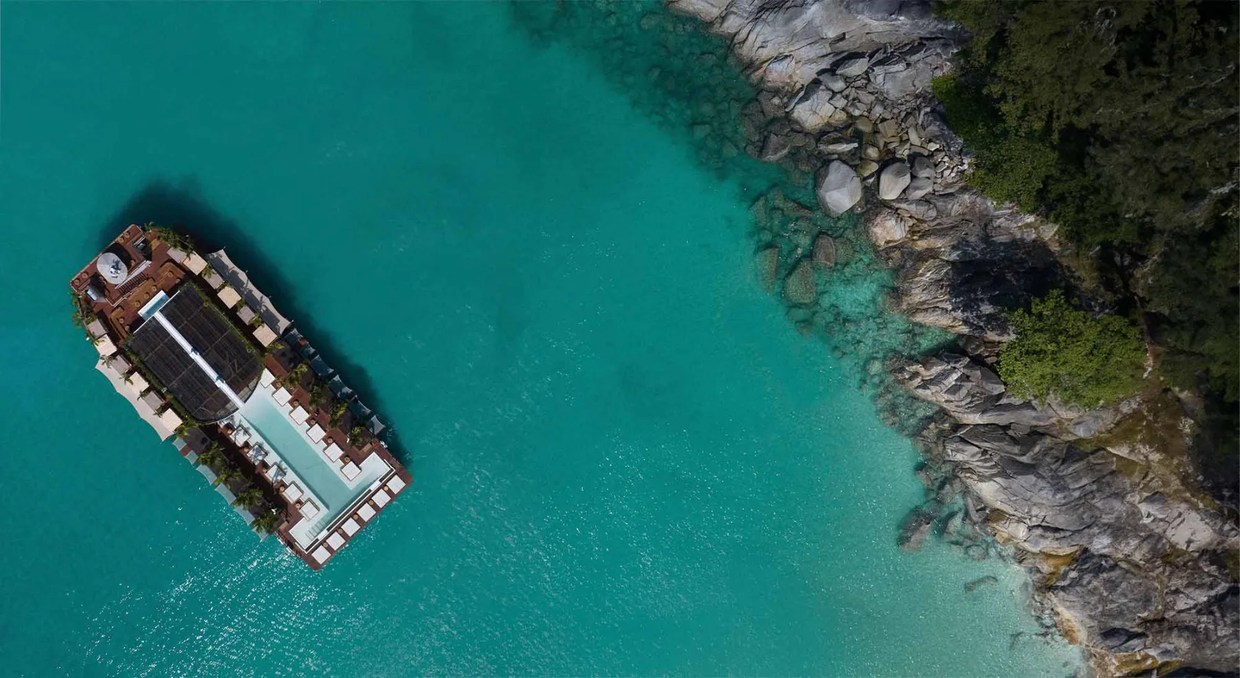YONA Beach Club: prva luksuzna plaža na vodi, ki osvaja Phuket